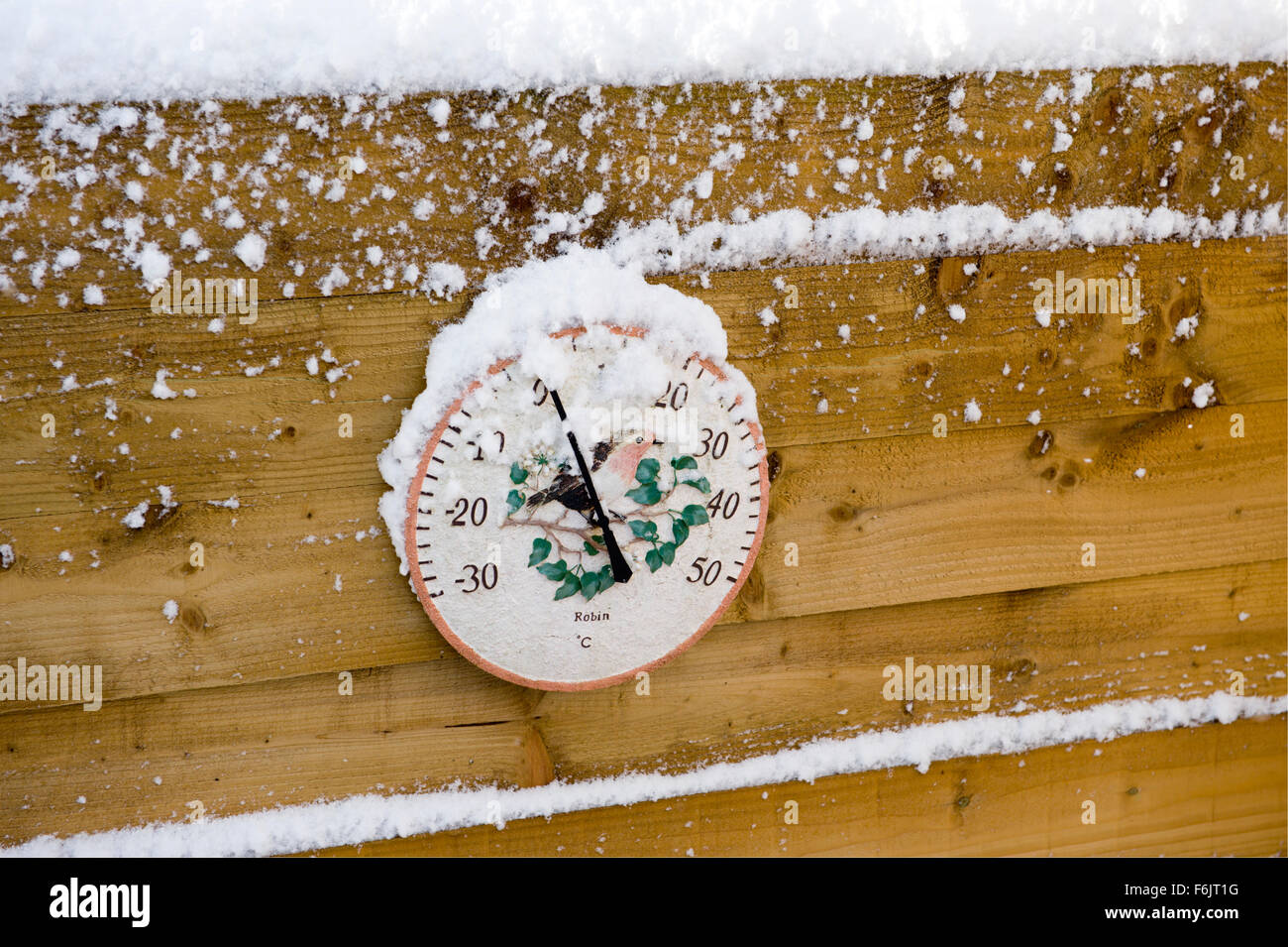 Schneefall auf ein Außenthermometer Stockfoto