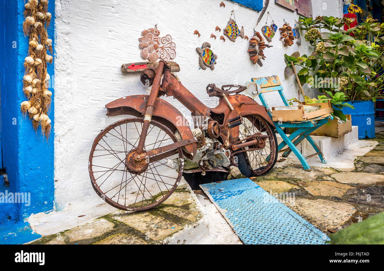 Alte rostige Fahrrad verwendet als Dekoration im griechischen Zia Village,  Griechenland Stockfotografie - Alamy