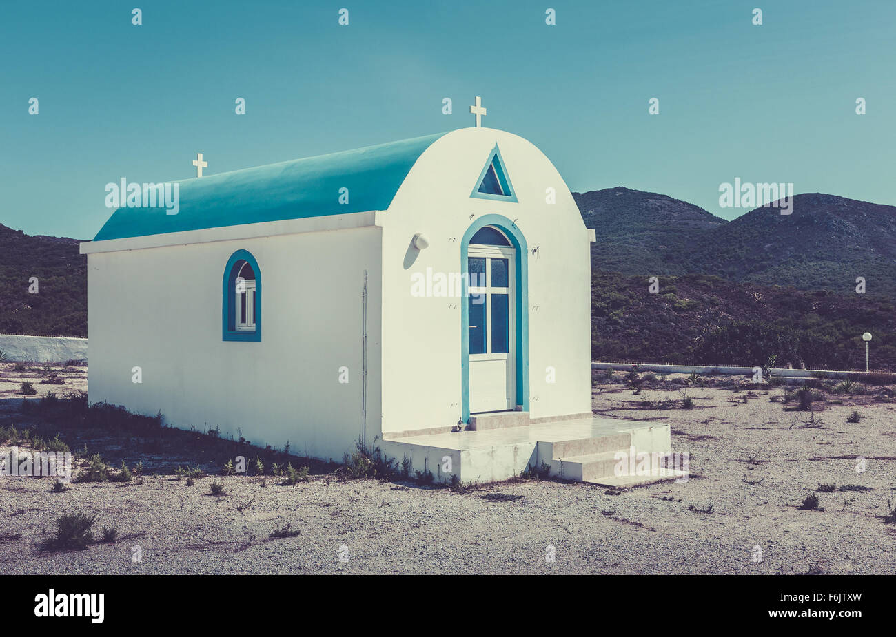 Blaue und weiße orthodoxe Kapelle auf der griechischen Insel Kos Stockfoto