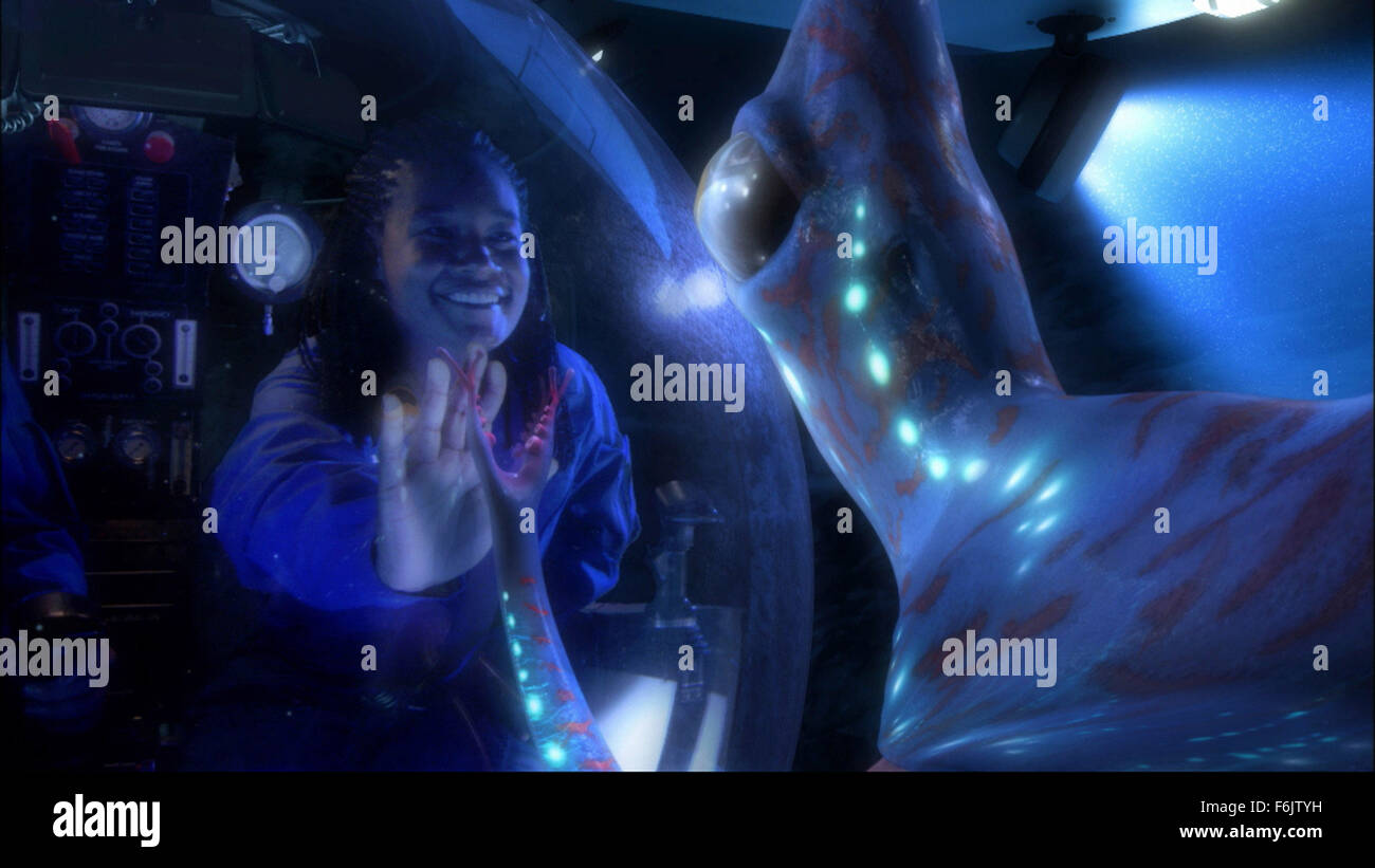 7. Dezember 2004; Los Angeles, Kalifornien, USA; Konzeptionelle Aufnahmen: auf eine imaginäre futuristische Mission, um eine noch unentdeckte Welt, Dijanna Figueroa macht Kontakt mit einer fremden Intelligenz. Unter der Regie von James Cameron und Freigabe für 28. Januar 2005 festgelegt. Stockfoto