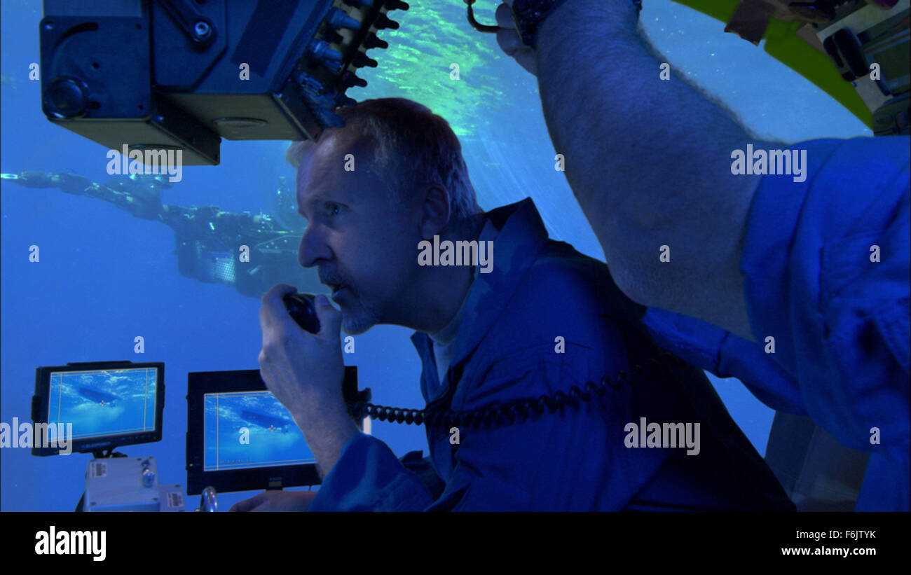 7. Dezember 2004; Los Angeles, Kalifornien, USA; Regisseur/Produzent JAMES CAMERON am Set von "Aliens of the Deep." Freigabe für 28. Januar 2005 festgelegt. Stockfoto