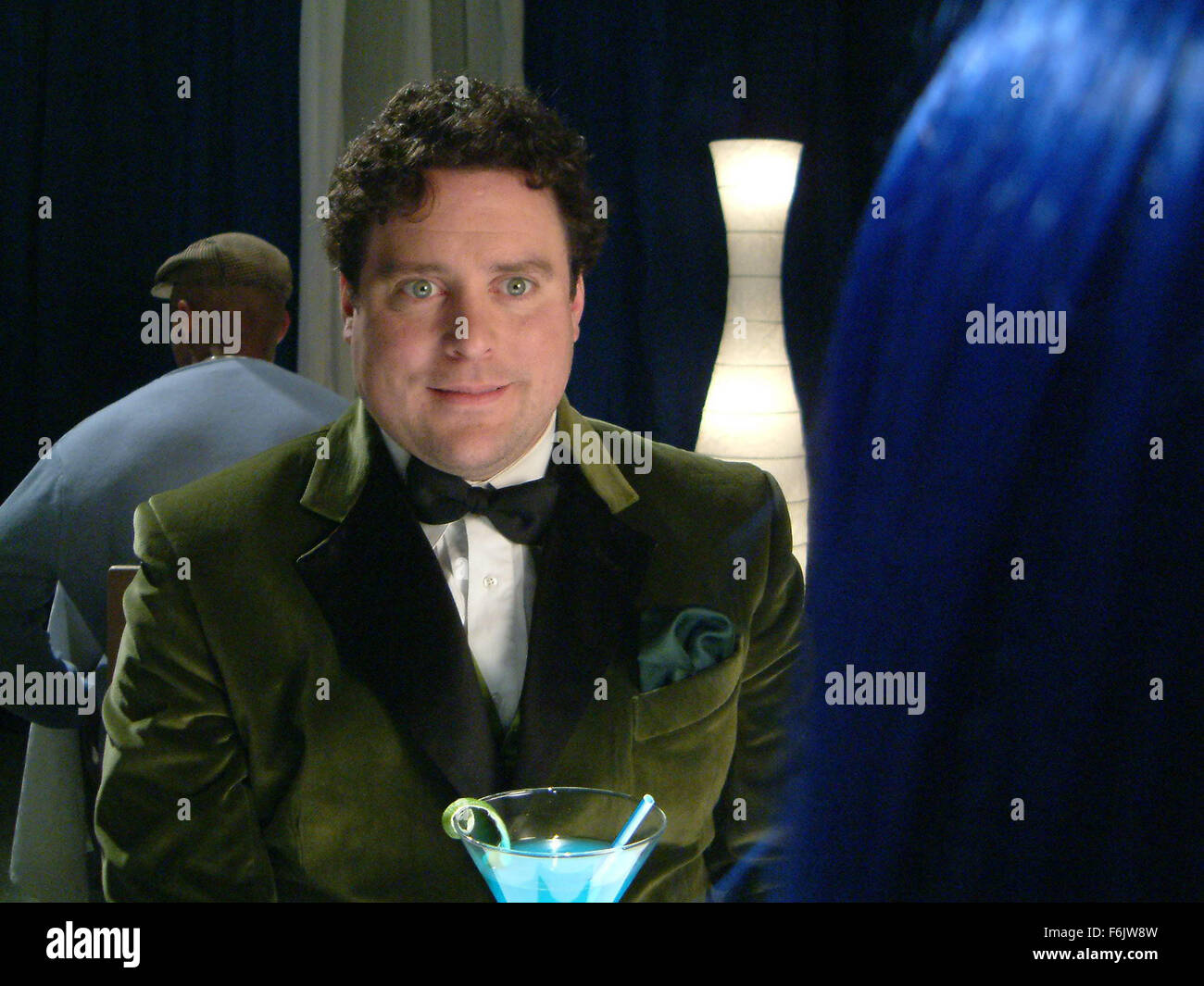 DATUM DER FREIGABE: 2004. FILMTITEL: Phil der Ausländer. : Studioproduktionen schwarz Spaziergang. PLOT: Phil das Alien stürzt auf die Erde und finden sich allein in der Wildnis des kanadischen Nordens. In den Prozess der nach Hause geht er von betrunken in christlichen Rock-Sängerin, Massenmord. Bild: SEAN CULLEN stars wie Sammy die Ausländer. Stockfoto