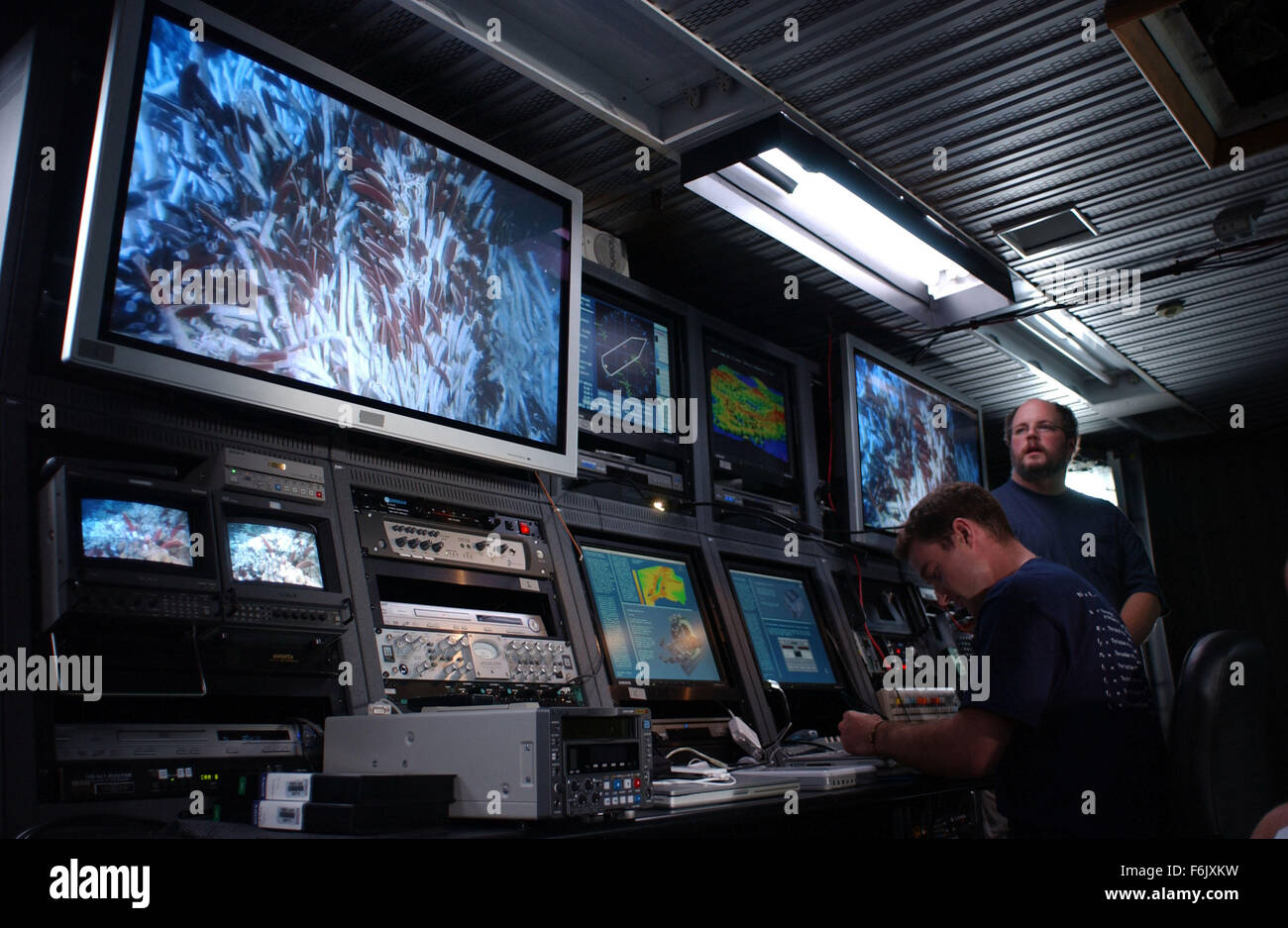 Erscheinungsdatum: 28. Januar 2005 Film Titel: Aliens von der tiefen STUDIO: Buena Vista Bilder Regisseur: James Cameron, Steven Quale PLOT: James Cameron verbündet sich mit NASA-Wissenschaftler, der mittelozeanische Rücken, eine versunkene Kette der Berge zu erkunden, dass Band der Erde und sind Heimat einiger der einzigartigsten Lebensformen unseres Planeten.   Im Bild: KEVIN PETER HAND (planetarische Wissenschaftler, Sanford University/SETI Institute) und ED W. MARSH (kreativer Produzent, Editor).   (Bild Kredit: C Buena Vista Pictures/Entertainment Bilder) Stockfoto