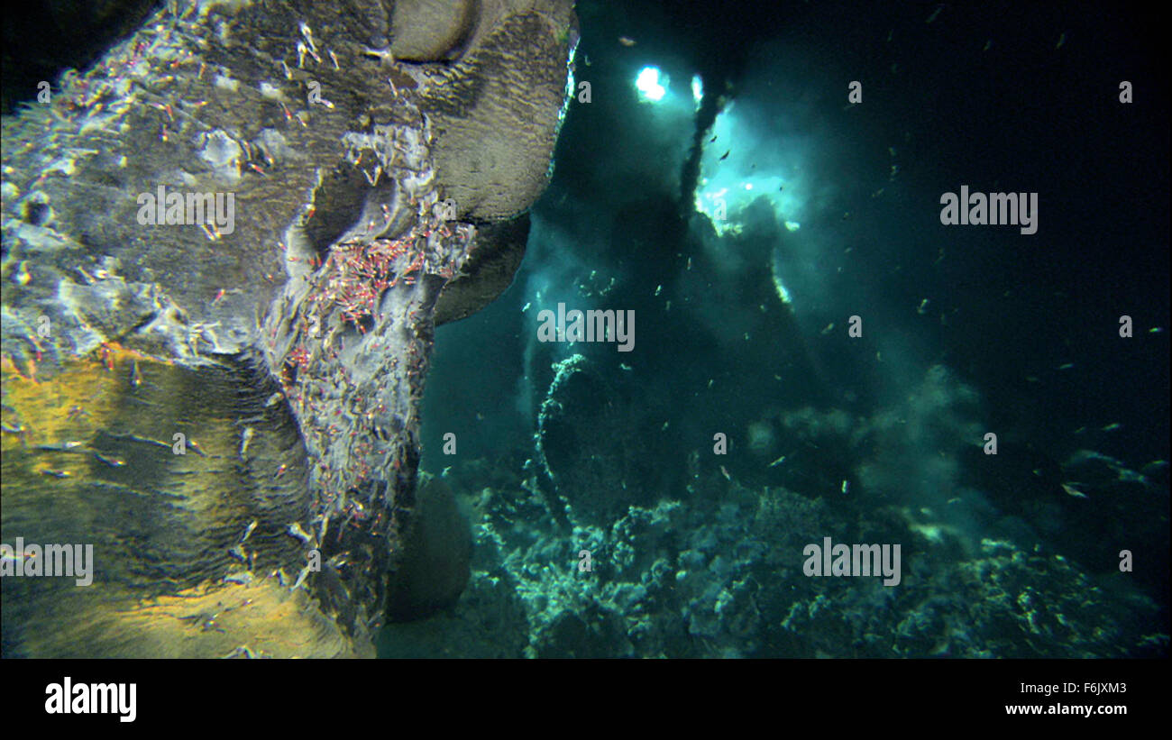 Erscheinungsdatum: 28. Januar 2005 Film Titel: Aliens von der tiefen STUDIO: Buena Vista Bilder Regisseur: James Cameron, Steven Quale PLOT: James Cameron verbündet sich mit NASA-Wissenschaftler, der mittelozeanische Rücken, eine versunkene Kette der Berge zu erkunden, dass Band der Erde und sind Heimat einiger der einzigartigsten Lebensformen unseres Planeten.   Bild: Szene aus dem Dokumentarfilm.   (Bild Kredit: C Buena Vista Pictures/Entertainment Bilder) Stockfoto