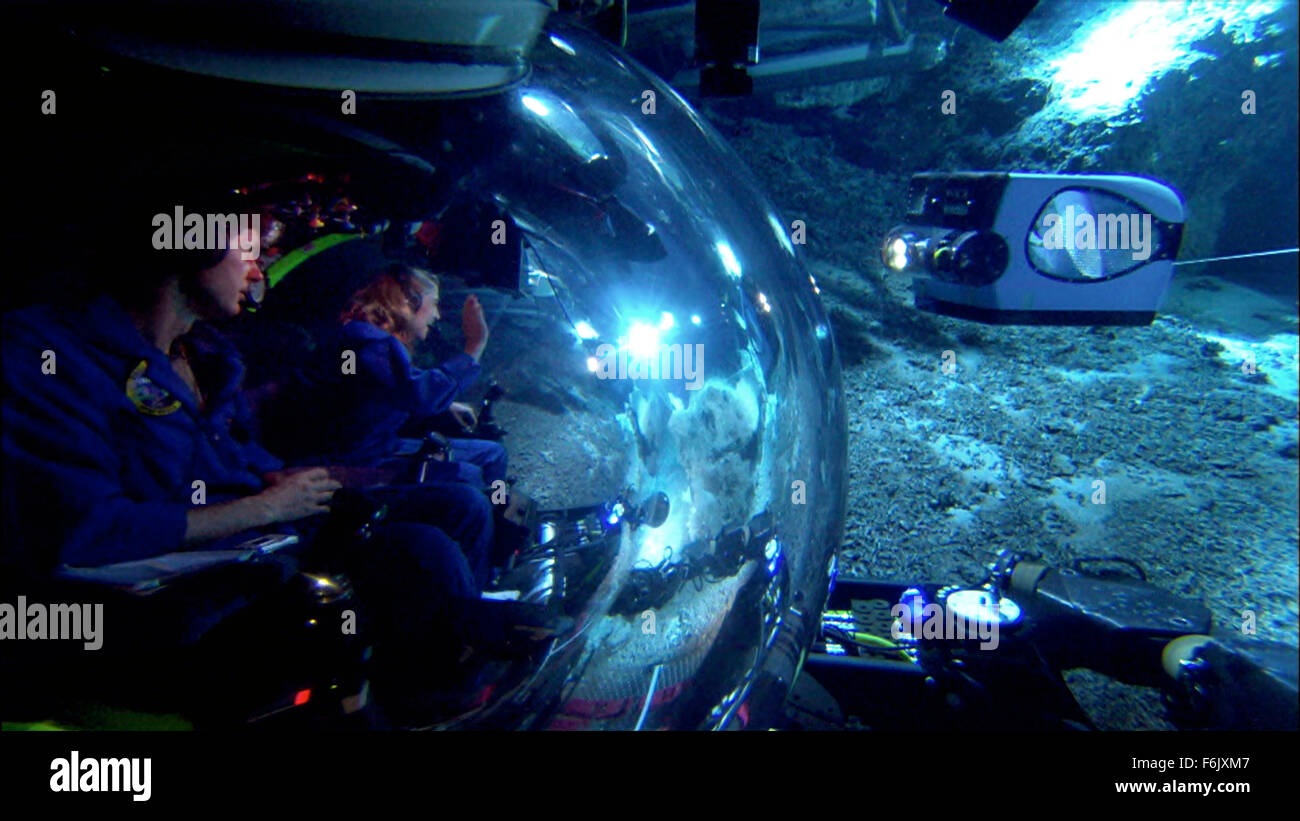 Erscheinungsdatum: 28. Januar 2005 Film Titel: Aliens von der tiefen STUDIO: Buena Vista Bilder Regisseur: James Cameron, Steven Quale PLOT: James Cameron verbündet sich mit NASA-Wissenschaftler, der mittelozeanische Rücken, eine versunkene Kette der Berge zu erkunden, dass Band der Erde und sind Heimat einiger der einzigartigsten Lebensformen unseres Planeten.   Bild: Tauchpumpe Pilot TYM CATTERSON und LORETTA HIDALGO (Raum Generation Stiftungspräsident) und ROV Bot ich (aka Jake).   (Bild Kredit: C Buena Vista Pictures/Entertainment Bilder) Stockfoto