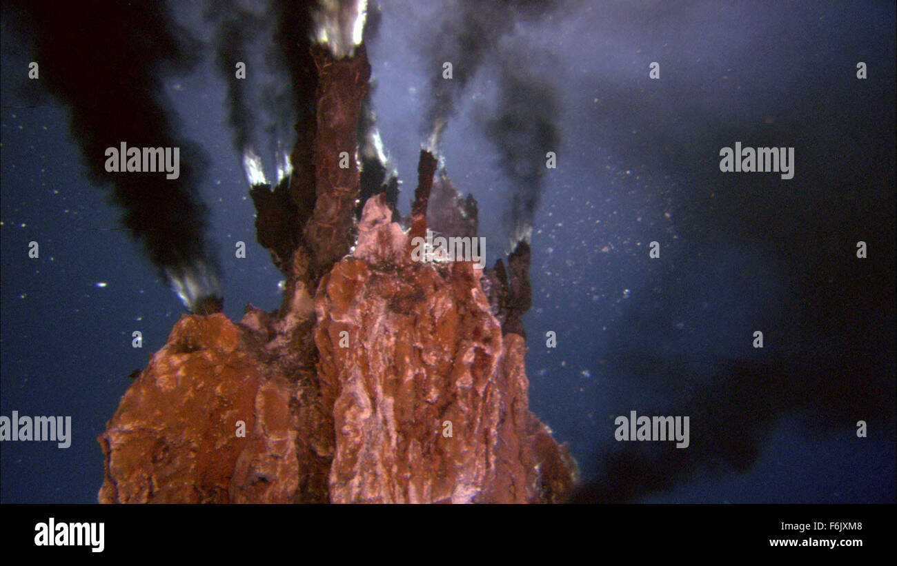 Erscheinungsdatum: 28. Januar 2005 Film Titel: Aliens von der tiefen STUDIO: Buena Vista Bilder Regisseur: James Cameron, Steven Quale PLOT: James Cameron verbündet sich mit NASA-Wissenschaftler, der mittelozeanische Rücken, eine versunkene Kette der Berge zu erkunden, dass Band der Erde und sind Heimat einiger der einzigartigsten Lebensformen unseres Planeten.   Bild: Szene aus dem Dokumentarfilm.   (Bild Kredit: C Buena Vista Pictures/Entertainment Bilder) Stockfoto