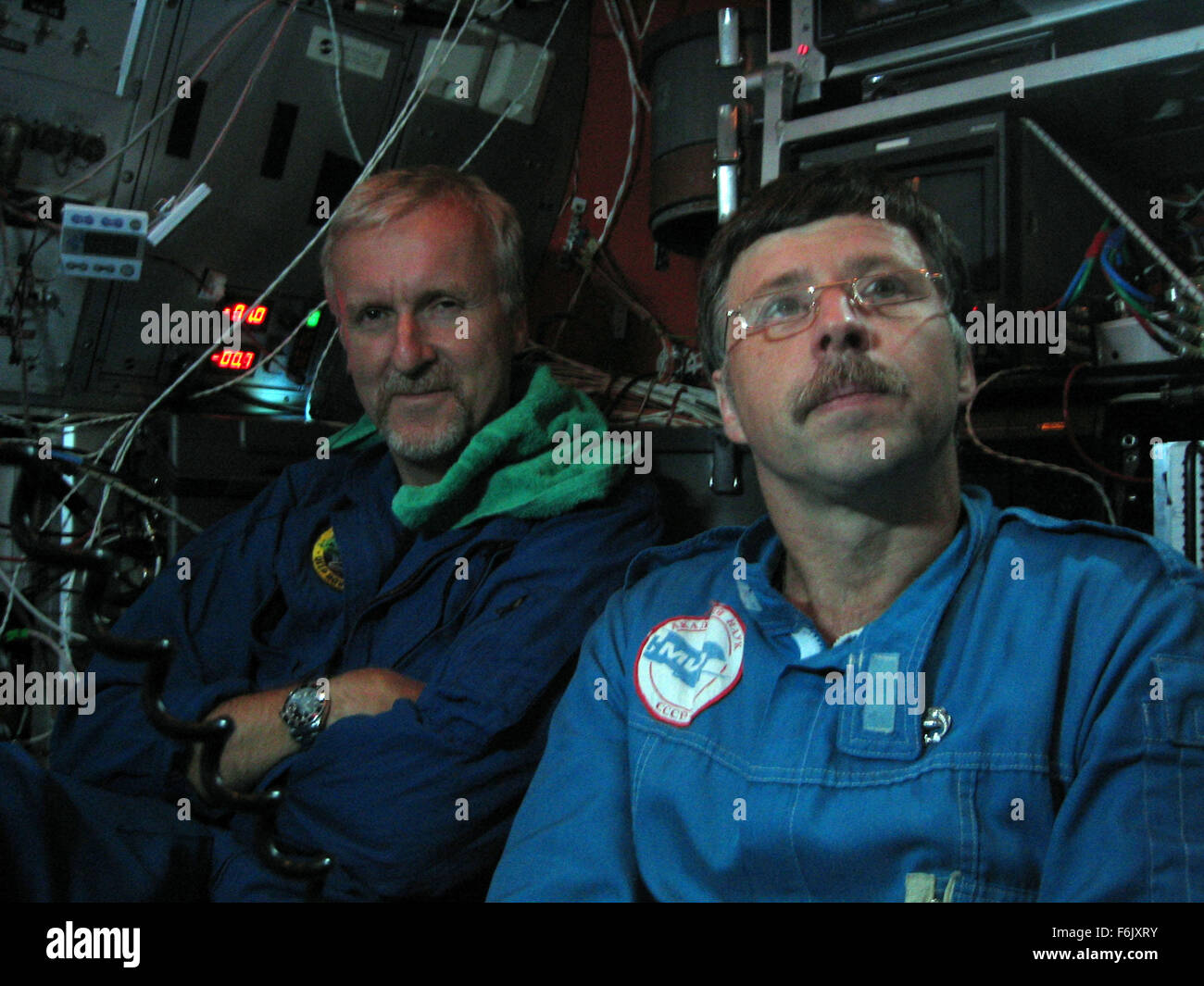 Erscheinungsdatum: 28. Januar 2005 Film Titel: Aliens von der tiefen STUDIO: Buena Vista Bilder Regisseur: James Cameron, Steven Quale PLOT: James Cameron verbündet sich mit NASA-Wissenschaftler, der mittelozeanische Rücken, eine versunkene Kette der Berge zu erkunden, dass Band der Erde und sind Heimat einiger der einzigartigsten Lebensformen unseres Planeten.   Bild: JAMES CAMERON (Regisseur/Produzent) und GENYA CHERNAIEV (MIR 1 Pilot) am Set.   (Bild Kredit: C Buena Vista Pictures/Entertainment Bilder) Stockfoto