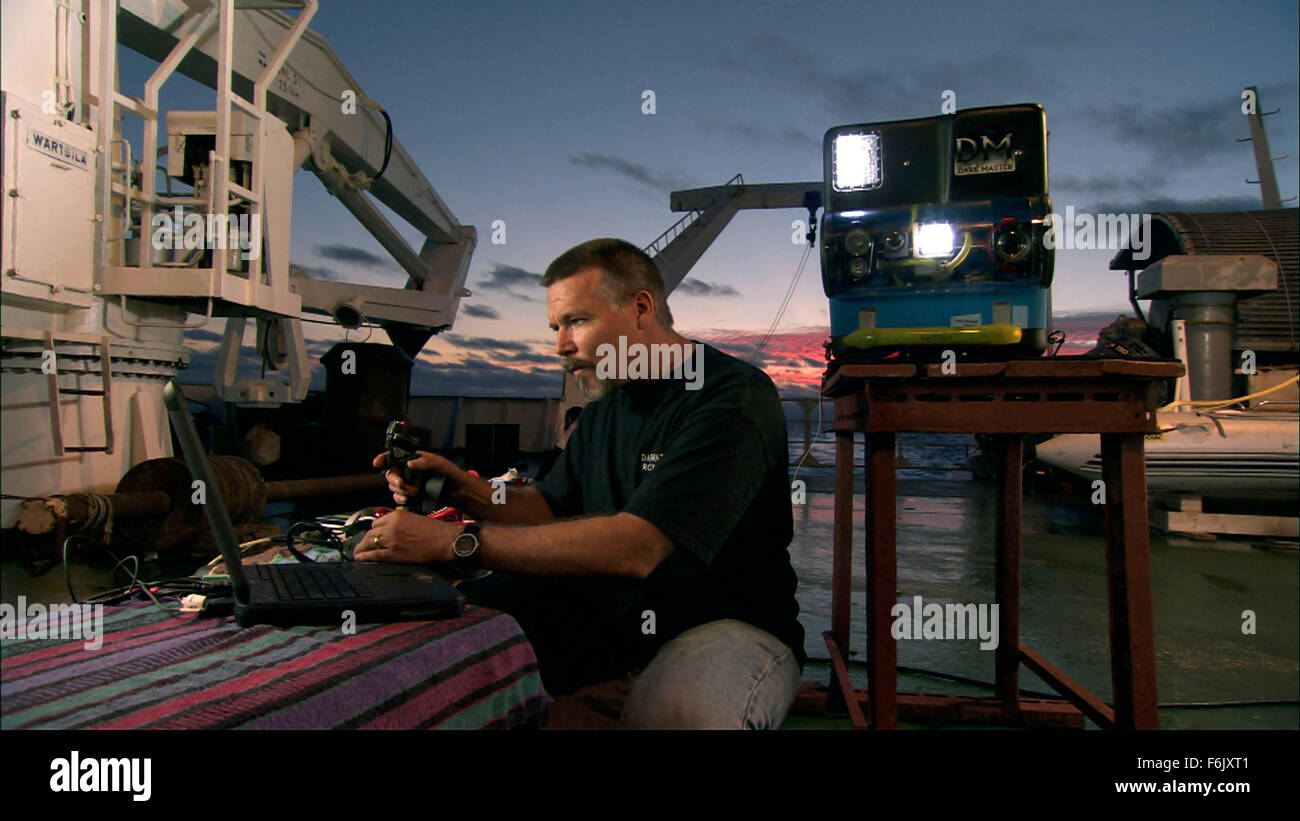 Erscheinungsdatum: 28. Januar 2005 Film Titel: Aliens von der tiefen STUDIO: Buena Vista Bilder Regisseur: James Cameron, Steven Quale PLOT: James Cameron verbündet sich mit NASA-Wissenschaftler, der mittelozeanische Rücken, eine versunkene Kette der Berge zu erkunden, dass Band der Erde und sind Heimat einiger der einzigartigsten Lebensformen unseres Planeten.   Bild: MIKE CAMERON (ROV Schöpfer und Pilot), Ausführen von Tests auf ROV 1 (aka Jake).   (Bild Kredit: C Buena Vista Pictures/Entertainment Bilder) Stockfoto