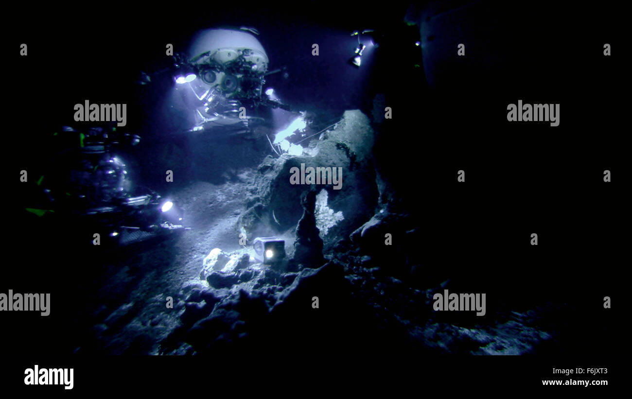 Erscheinungsdatum: 28. Januar 2005 Film Titel: Aliens von der tiefen STUDIO: Buena Vista Bilder Regisseur: James Cameron, Steven Quale PLOT: James Cameron verbündet sich mit NASA-Wissenschaftler, der mittelozeanische Rücken, eine versunkene Kette der Berge zu erkunden, dass Band der Erde und sind Heimat einiger der einzigartigsten Lebensformen unseres Planeten.   Bild: Szene aus dem Dokumentarfilm.   (Bild Kredit: C Buena Vista Pictures/Entertainment Bilder) Stockfoto