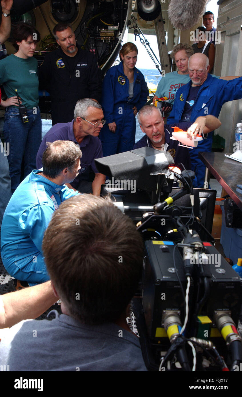 Erscheinungsdatum: 28. Januar 2005 Film Titel: Aliens von der tiefen STUDIO: Buena Vista Bilder Regisseur: James Cameron, Steven Quale PLOT: James Cameron verbündet sich mit NASA-Wissenschaftler, der mittelozeanische Rücken, eine versunkene Kette der Berge zu erkunden, dass Band der Erde und sind Heimat einiger der einzigartigsten Lebensformen unseres Planeten.   Bild: JAMES CAMERON (Regisseur/Produzent) am Set.   (Bild Kredit: C Buena Vista Pictures/Entertainment Bilder) Stockfoto