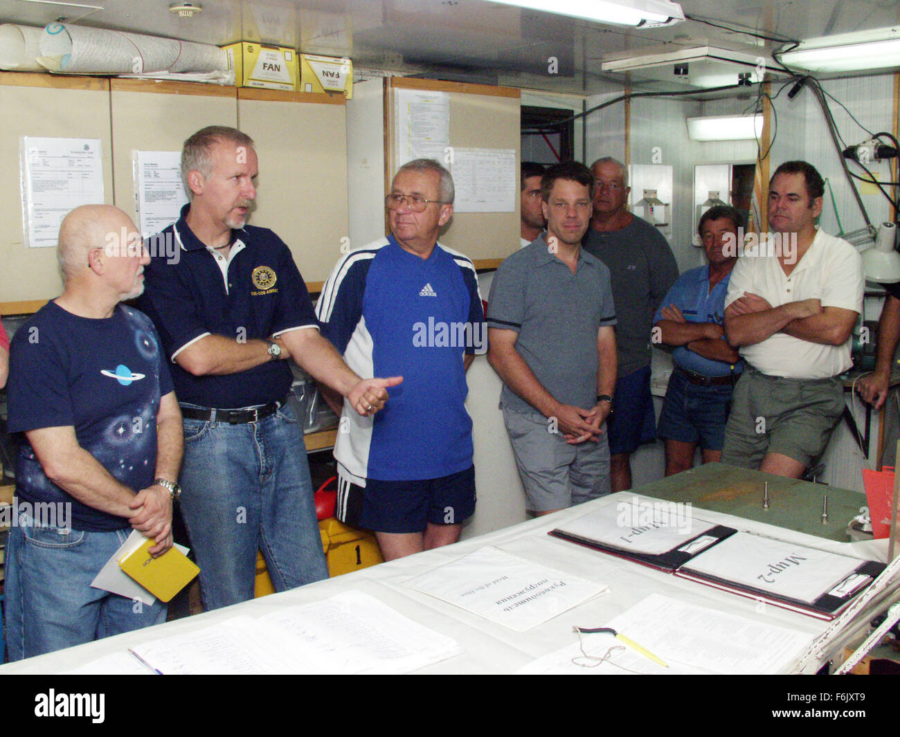 Erscheinungsdatum: 28. Januar 2005 Film Titel: Aliens von der tiefen STUDIO: Buena Vista Bilder Regisseur: James Cameron, Steven Quale PLOT: James Cameron verbündet sich mit NASA-Wissenschaftler, der mittelozeanische Rücken, eine versunkene Kette der Berge zu erkunden, dass Band der Erde und sind Heimat einiger der einzigartigsten Lebensformen unseres Planeten.   Im Bild: Regisseur JAMES CAMERON (2 L) und STEVEN QUALE (4 L).   (Bild Kredit: C Buena Vista Pictures/Entertainment Bilder) Stockfoto