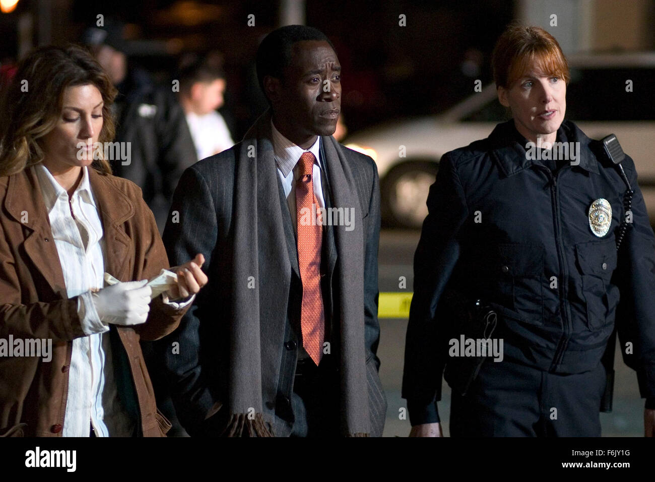 Erscheinungsdatum: 6. Mai 2005 Film Titel: Crash-STUDIO: Bob Yari Produktionen Regie: Paul Haggis PLOT: Los Angeles Bürger mit beträchtlichem Ausmaß getrennte Leben kollidieren in Verflechtung Geschichten von Rennen, Verlust und Erlösung.   Im Bild: JENNIFER ESPOSITO als Ria, DON CHEADLE als Detective Graham Waters und KATHLEEN YORK als Polizist.   (Bild Kredit: c Bob Yari Produktionen/Unterhaltung Bilder) Stockfoto