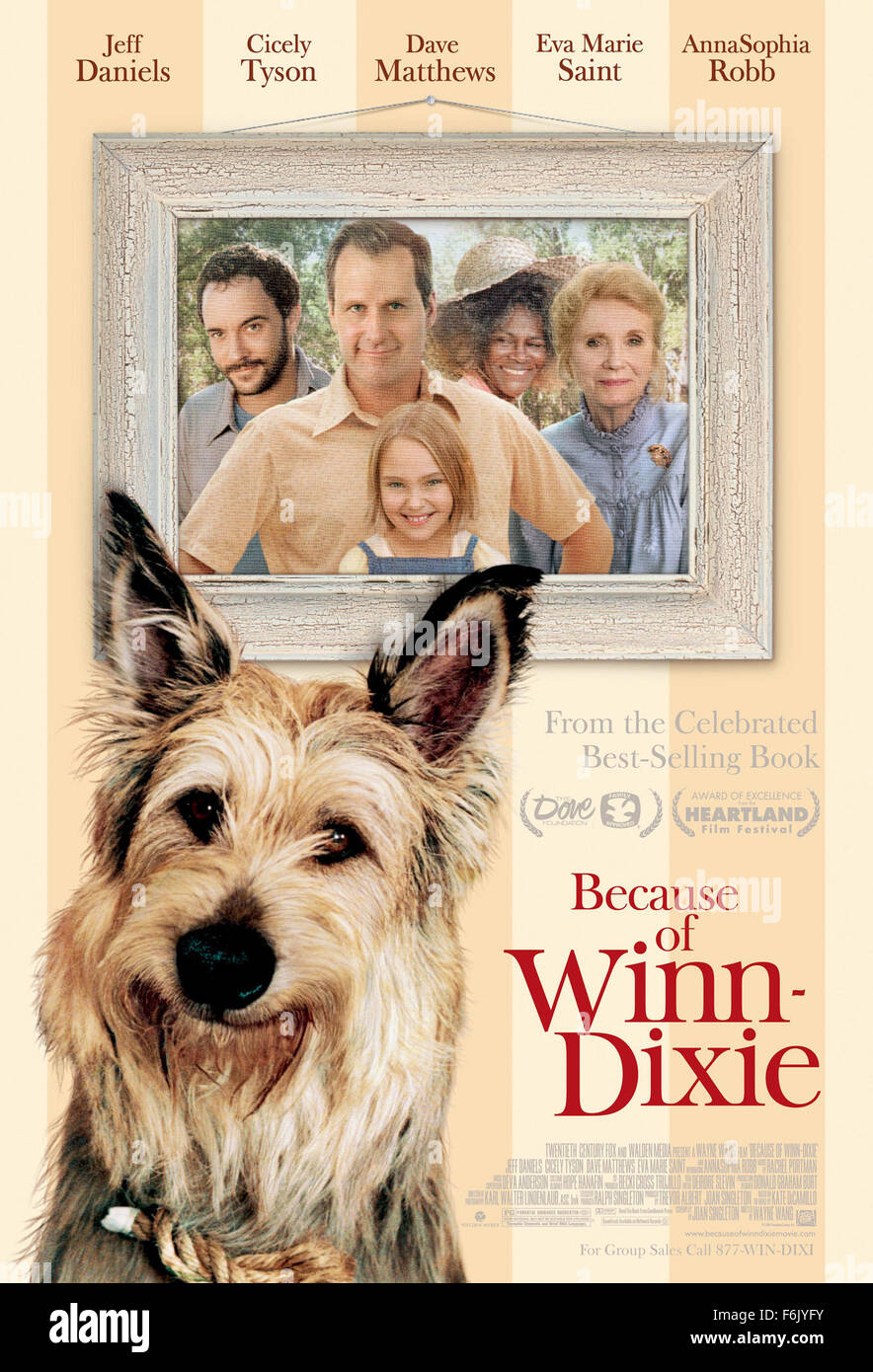 Datum der Freigabe: 18. Februar 2005 Film Titel: wegen der Winn-Dixie-STUDIO: 20. Jahrhundert-Fuchs-PLOT: ein 10-Jahr-altes Mädchen, von ihrer Mutter verlassen, als sie drei war bewegt sich auf einer kleinen Stadt in Florida mit ihrem Vater, ein Prediger. Dort nimmt sie einen streunenden Hund wen nennt sie nach dem Supermarkt, wo er gefunden wurde. Mit ihrer goofy Hündchen an ihrer Seite sie trifft eine eklektische Gruppe von Bewohnern und entfacht eine fast verlorene Beziehung mit ihrem Vater. Regie: Wayne Wang.   Im Bild: Filmplakat.   (Bild Kredit: 20th Century Fox/Unterhaltung Bilder c) Stockfoto