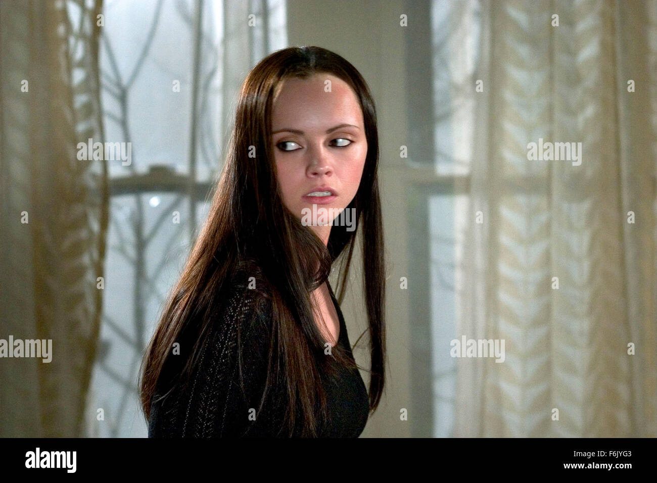 Datum der Freigabe: 25. Februar 2005 Film Titel: verflucht STUDIO: Dimension Films Regie: Wes Craven PLOT: Ellie hat kümmert sich ihr jüngerer Bruder Jimmy seit ihre Eltern Tod. Eines nachts, nachdem ihm von einer Party abholen engagieren sie sich bei einem Autounfall auf Mullholland Drive. Beim Versuch, eine Frau aus dem anderen Auto zu retten, eine Kreatur angreift und tötet, verletzt auch Ellie und Jimmy. Nach einigen Recherchen erkennt Jimmy, dass die Kreatur nur ein Werwolf gewesen sein könnte.   Im Bild: CHRISTINA RICCI als Ellie Hudson.   (Bild Kredit: C Dimension Filme/Unterhaltung PicturesZ Stockfoto