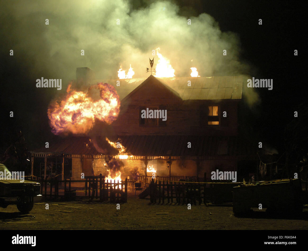 Erscheinungsdatum: 11. Mai 2005. FILMTITEL: Des Teufels ablehnt. STUDIO: Lions Gate Films. PLOT: Eine kleine Weile nach den Morden an die jungen Leute aus HO1KC The Firefly muss Familie ihr Haus entkommen weil es von der Polizei umgeben ist. Captain Spaulding trifft sich mit Baby und Otis ein Versteck zu finden. Unterdessen Offizier Whydel, Sherrif Whydels Bruder sinnt auf Rache an der Familie, die als The Devils Rejects bekannt wurde. Bild: Szene aus dem Film. Stockfoto