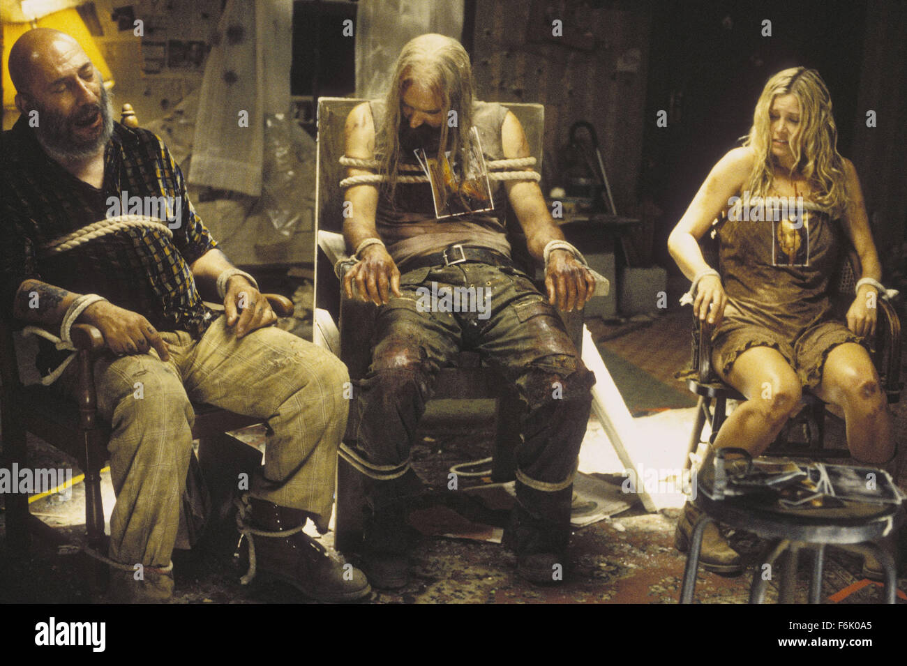 Erscheinungsdatum: 11. Mai 2005. FILMTITEL: Des Teufels ablehnt. STUDIO: Lions Gate Films. PLOT: Eine kleine Weile nach den Morden an die jungen Leute aus HO1KC The Firefly muss Familie ihr Haus entkommen weil es von der Polizei umgeben ist. Captain Spaulding trifft sich mit Baby und Otis ein Versteck zu finden. Unterdessen Offizier Whydel, Sherrif Whydels Bruder sinnt auf Rache an der Familie, die als The Devils Rejects bekannt wurde. Bild: SID HAIG als Captain Spaulding, BILL MOSELEY als Otis, SHERI MOON ZOMBIE Sterne als Baby. Stockfoto