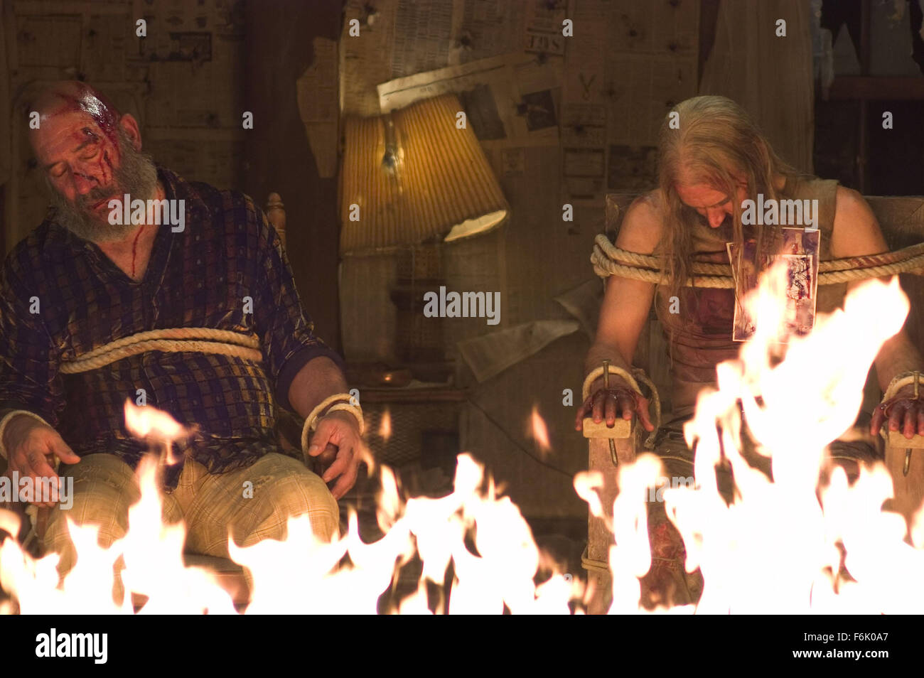 Erscheinungsdatum: 11. Mai 2005. FILMTITEL: Des Teufels ablehnt. STUDIO: Lions Gate Films. PLOT: Eine kleine Weile nach den Morden an die jungen Leute aus HO1KC The Firefly muss Familie ihr Haus entkommen weil es von der Polizei umgeben ist. Captain Spaulding trifft sich mit Baby und Otis ein Versteck zu finden. Unterdessen Offizier Whydel, Sherrif Whydels Bruder sinnt auf Rache an der Familie, die als The Devils Rejects bekannt wurde. Im Bild: SID HAIG als Captain Spaulding, BILL MOSELEY als Otis. Stockfoto