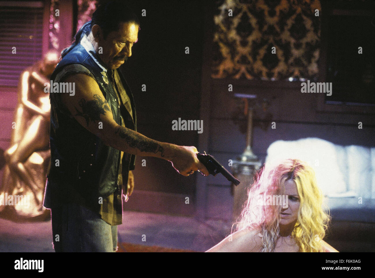 Erscheinungsdatum: 11. Mai 2005. FILMTITEL: Des Teufels ablehnt. STUDIO: Lions Gate Films. PLOT: Eine kleine Weile nach den Morden an die jungen Leute aus HO1KC The Firefly muss Familie ihr Haus entkommen weil es von der Polizei umgeben ist. Captain Spaulding trifft sich mit Baby und Otis ein Versteck zu finden. Unterdessen Offizier Whydel, Sherrif Whydels Bruder sinnt auf Rache an der Familie, die als The Devils Rejects bekannt wurde. Im Bild: DANNY TREJO als Rondo. Stockfoto