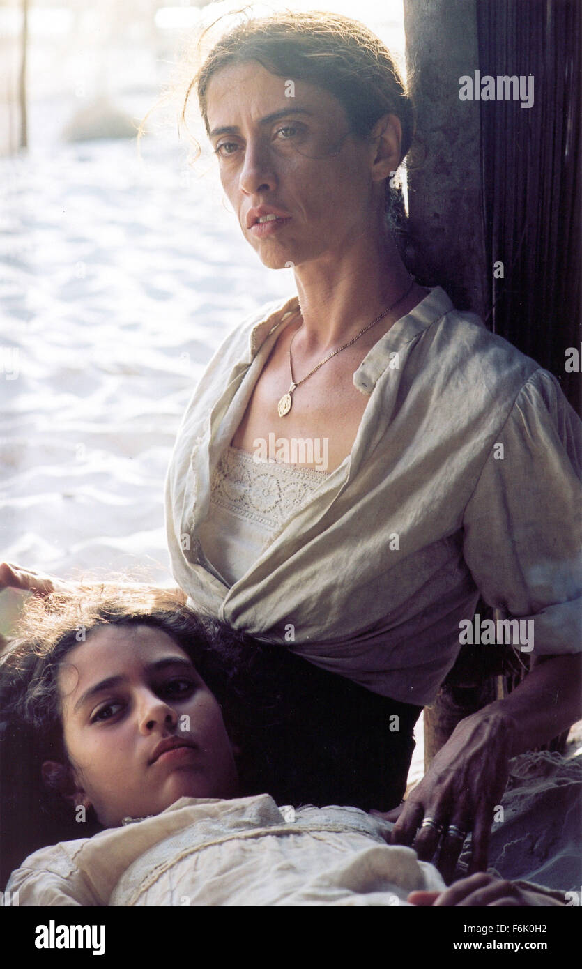 13. Mai 2005; Lencois Maranhenses, Maranhao, Brasilien; CAMILLA FACUNDES (vorne) als Maria und FERNANDA TORRES als Young Aurea in der dramatischen Film "House of Sand" unter der Regie von Andrucha Waddington. Obligatorische Credit: Foto von Sony Pictures Classics. (Ac) Copyright 2005 mit freundlicher Genehmigung von Sony Pictures Stockfoto