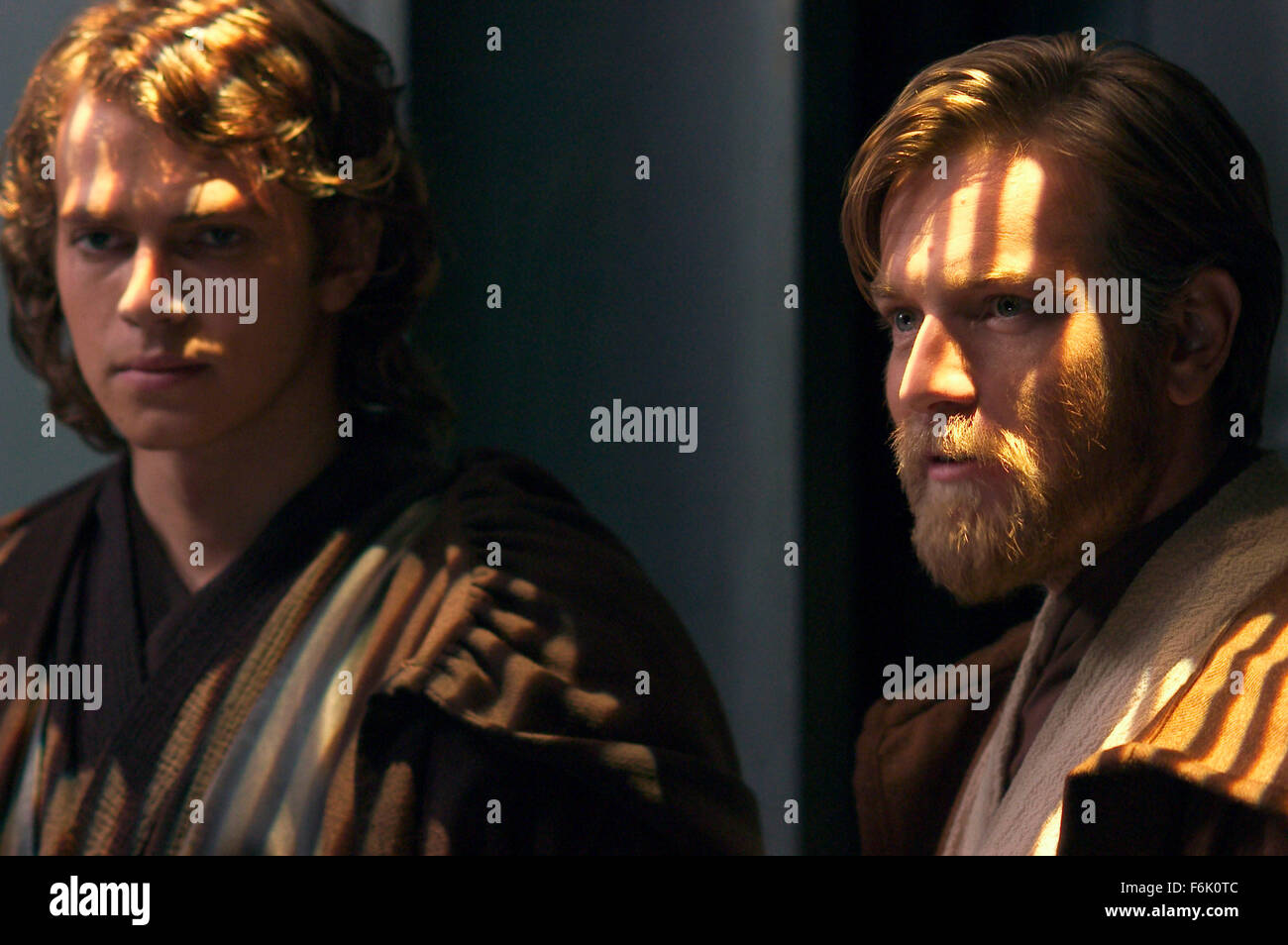 Datum der Freigabe: 19. Mai 2005. FILMTITEL: Star Wars: Episode III-die Rache von den Sith. STUDIO: Lucasfilm. PLOT: Eine Reifung Anakin Skywalker geht auf die dunkle Seite der Kraft und Sith-Lord Darth Vader wird. Wir erleben die Umwandlung in eine dunkle, beängstigend noch spannender Höhepunkt. Die Geschichte hier logischerweise richtet den Ereignissen von Episode IV, die ursprüngliche 1977 Star Wars Film in dem Darth Vader in den Krieg gegen seine eigenen Kinder, Luke und Leia zieht. Im Bild: EWAN MCGREGOR als Obi-Wan Kenobi und HAYDEN CHRISTENSEN als Anakin Skywalker. Stockfoto