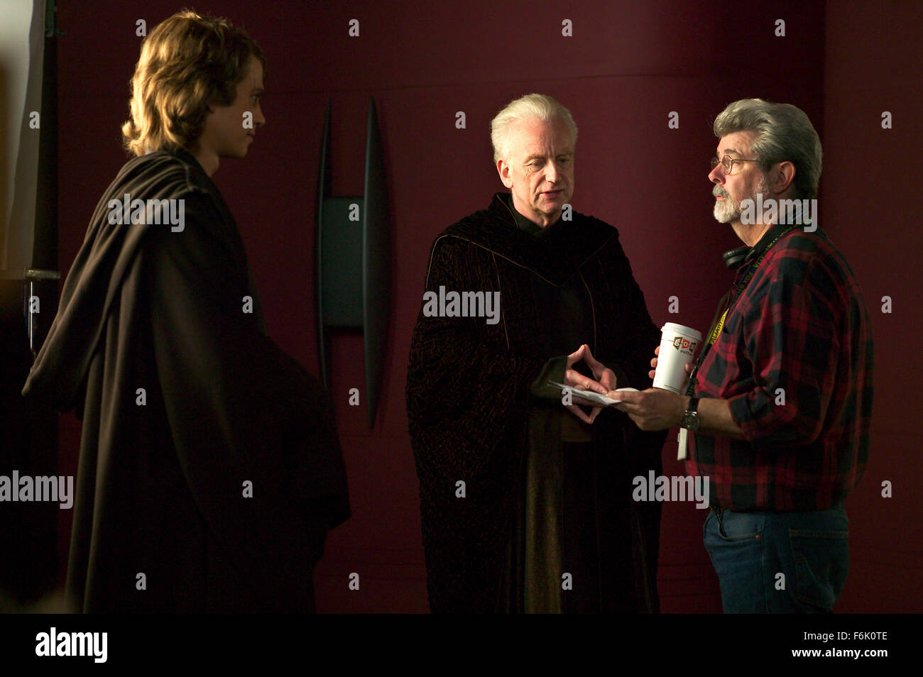 Datum der Freigabe: 19. Mai 2005. FILMTITEL: Star Wars: Episode III-die Rache von den Sith. STUDIO: Lucasfilm. PLOT: Eine Reifung Anakin Skywalker geht auf die dunkle Seite der Kraft und Sith-Lord Darth Vader wird. Wir erleben die Umwandlung in eine dunkle, beängstigend noch spannender Höhepunkt. Die Geschichte hier logischerweise richtet den Ereignissen von Episode IV, die ursprüngliche 1977 Star Wars Film in dem Darth Vader in den Krieg gegen seine eigenen Kinder, Luke und Leia zieht. Im Bild: HAYDEN CHRISTENSEN als IAN MCDIARMID als oberste Kanzler Palpatine und Anakin Skywalker. Stockfoto