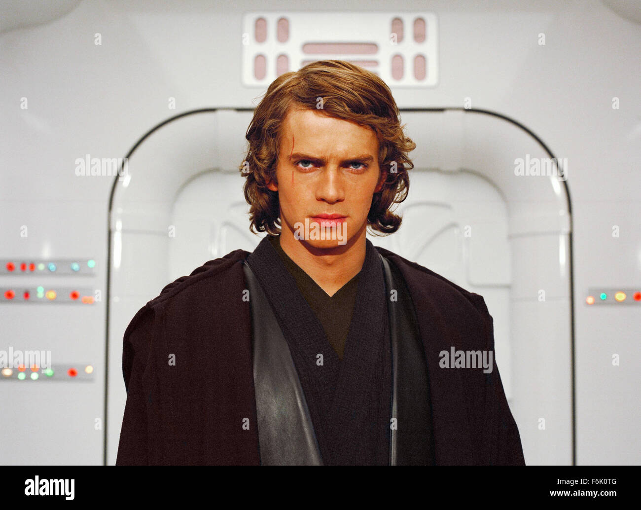 Datum der Freigabe: 19. Mai 2005. FILMTITEL: Star Wars: Episode III-die Rache von den Sith. STUDIO: Lucasfilm. PLOT: Eine Reifung Anakin Skywalker geht auf die dunkle Seite der Kraft und Sith-Lord Darth Vader wird. Wir erleben die Umwandlung in eine dunkle, beängstigend noch spannender Höhepunkt. Die Geschichte hier logischerweise richtet den Ereignissen von Episode IV, die ursprüngliche 1977 Star Wars Film in dem Darth Vader in den Krieg gegen seine eigenen Kinder, Luke und Leia zieht. Im Bild: HAYDEN CHRISTENSEN als Anakin Skywalker. Stockfoto