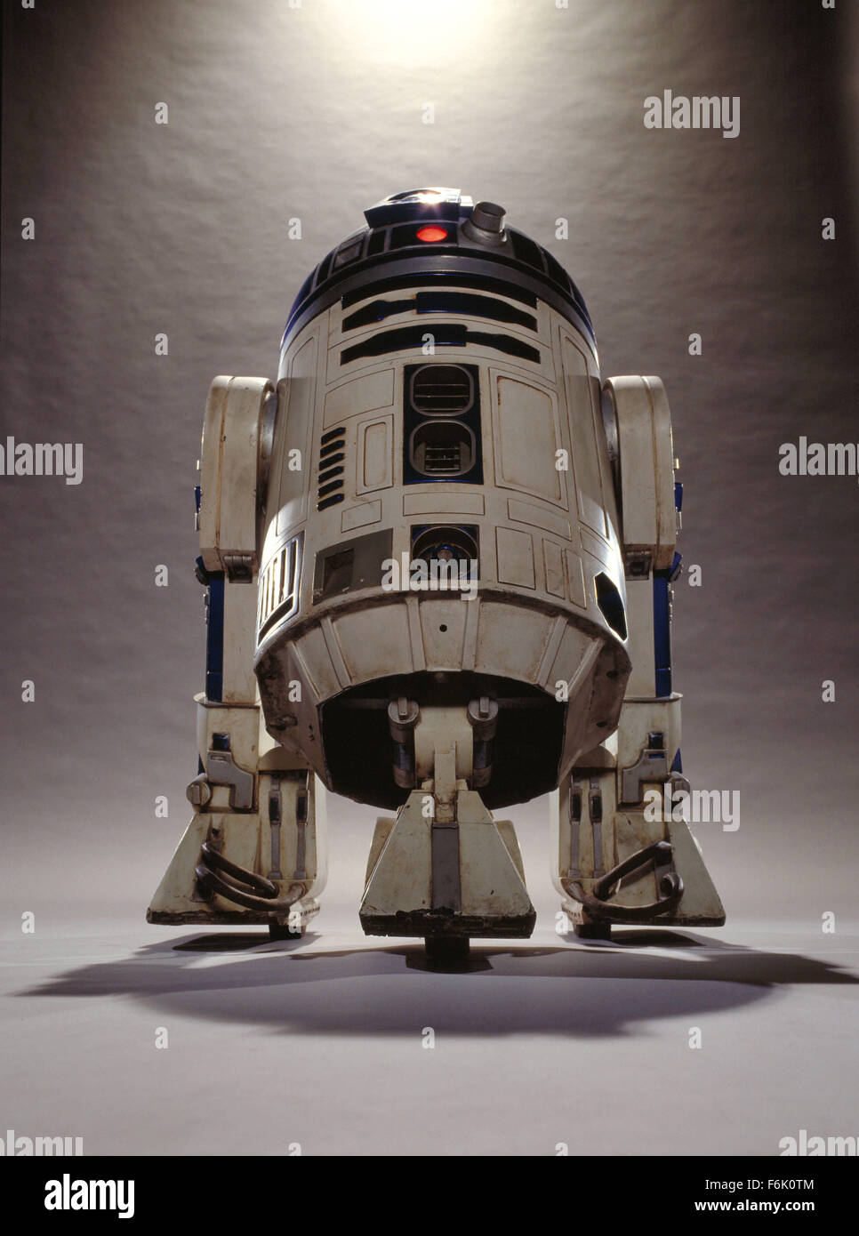 Datum der Freigabe: 19. Mai 2005. FILMTITEL: Star Wars: Episode III-die Rache von den Sith. STUDIO: Lucasfilm. PLOT: Eine Reifung Anakin Skywalker geht auf die dunkle Seite der Kraft und Sith-Lord Darth Vader wird. Wir erleben die Umwandlung in eine dunkle, beängstigend noch spannender Höhepunkt. Die Geschichte hier logischerweise richtet den Ereignissen von Episode IV, die ursprüngliche 1977 Star Wars Film in dem Darth Vader in den Krieg gegen seine eigenen Kinder, Luke und Leia zieht. IM BILD:. Stockfoto