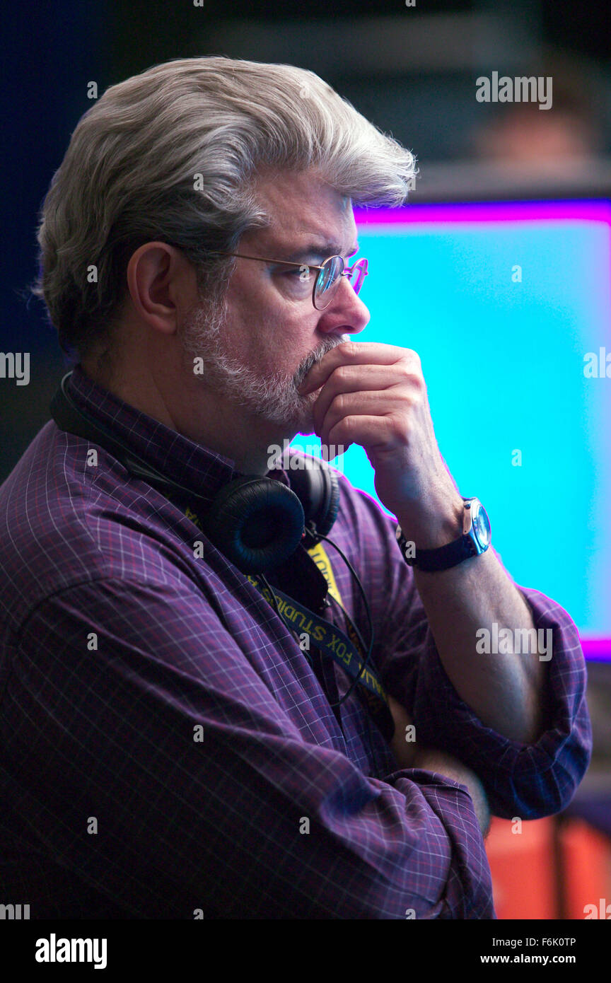 Datum der Freigabe: 19. Mai 2005. FILMTITEL: Star Wars: Episode III-die Rache von den Sith. STUDIO: Lucasfilm. PLOT: Eine Reifung Anakin Skywalker geht auf die dunkle Seite der Kraft und Sith-Lord Darth Vader wird. Wir erleben die Umwandlung in eine dunkle, beängstigend noch spannender Höhepunkt. Die Geschichte hier logischerweise richtet den Ereignissen von Episode IV, die ursprüngliche 1977 Star Wars Film in dem Darth Vader in den Krieg gegen seine eigenen Kinder, Luke und Leia zieht. IM BILD:. Stockfoto