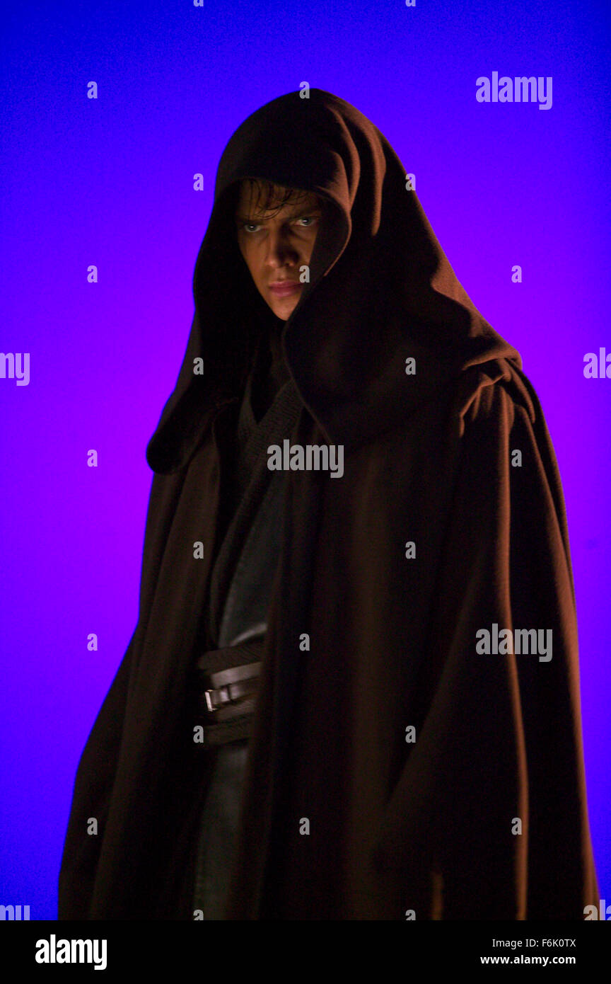 Datum der Freigabe: 19. Mai 2005. FILMTITEL: Star Wars: Episode III-die Rache von den Sith. STUDIO: Lucasfilm. PLOT: Eine Reifung Anakin Skywalker geht auf die dunkle Seite der Kraft und Sith-Lord Darth Vader wird. Wir erleben die Umwandlung in eine dunkle, beängstigend noch spannender Höhepunkt. Die Geschichte hier logischerweise richtet den Ereignissen von Episode IV, die ursprüngliche 1977 Star Wars Film in dem Darth Vader in den Krieg gegen seine eigenen Kinder, Luke und Leia zieht. IM BILD:. Stockfoto