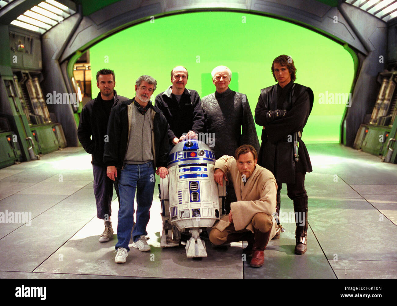 Datum der Freigabe: 19. Mai 2005. FILMTITEL: Star Wars: Episode III-die Rache von den Sith. STUDIO: Lucasfilm. PLOT: Eine Reifung Anakin Skywalker geht auf die dunkle Seite der Kraft und Sith-Lord Darth Vader wird. Wir erleben die Umwandlung in eine dunkle, beängstigend noch spannender Höhepunkt. Die Geschichte hier logischerweise richtet den Ereignissen von Episode IV, die ursprüngliche 1977 Star Wars Film in dem Darth Vader in den Krieg gegen seine eigenen Kinder, Luke und Leia zieht. Im Bild: EWAN MCGREGOR als Obi-Wan Kenobi und HAYDEN CHRISTENSEN als Anakin Skywalker. Stockfoto