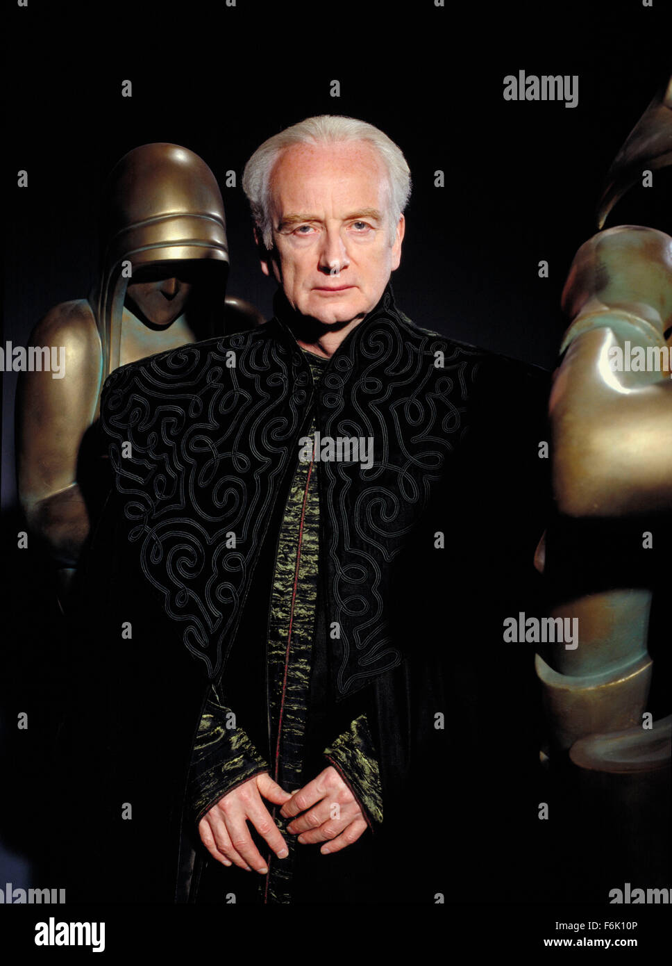 Datum der Freigabe: 19. Mai 2005. FILMTITEL: Star Wars: Episode III-die Rache von den Sith. STUDIO: Lucasfilm. PLOT: Eine Reifung Anakin Skywalker geht auf die dunkle Seite der Kraft und Sith-Lord Darth Vader wird. Wir erleben die Umwandlung in eine dunkle, beängstigend noch spannender Höhepunkt. Die Geschichte hier logischerweise richtet den Ereignissen von Episode IV, die ursprüngliche 1977 Star Wars Film in dem Darth Vader in den Krieg gegen seine eigenen Kinder, Luke und Leia zieht. Im Bild: IAN MCDIARMID als oberste Kanzler Palpatine. Stockfoto