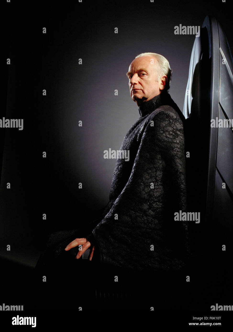 Datum der Freigabe: 19. Mai 2005. FILMTITEL: Star Wars: Episode III-die Rache von den Sith. STUDIO: Lucasfilm. PLOT: Eine Reifung Anakin Skywalker geht auf die dunkle Seite der Kraft und Sith-Lord Darth Vader wird. Wir erleben die Umwandlung in eine dunkle, beängstigend noch spannender Höhepunkt. Die Geschichte hier logischerweise richtet den Ereignissen von Episode IV, die ursprüngliche 1977 Star Wars Film in dem Darth Vader in den Krieg gegen seine eigenen Kinder, Luke und Leia zieht. Im Bild: IAN MCDIARMID als oberste Kanzler Palpatine. Stockfoto