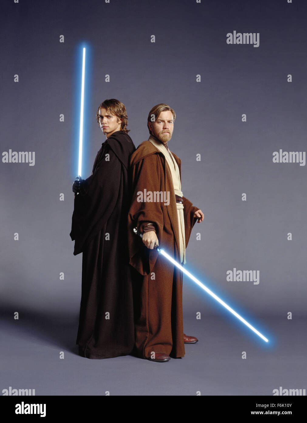 Datum der Freigabe: 19. Mai 2005. FILMTITEL: Star Wars: Episode III-die Rache von den Sith. STUDIO: Lucasfilm. PLOT: Eine Reifung Anakin Skywalker geht auf die dunkle Seite der Kraft und Sith-Lord Darth Vader wird. Wir erleben die Umwandlung in eine dunkle, beängstigend noch spannender Höhepunkt. Die Geschichte hier logischerweise richtet den Ereignissen von Episode IV, die ursprüngliche 1977 Star Wars Film in dem Darth Vader in den Krieg gegen seine eigenen Kinder, Luke und Leia zieht. Im Bild: HAYDEN CHRISTENSEN als EWAN MCGREGOR als Obi-Wan Kenobi und Anakin Skywalker. Stockfoto