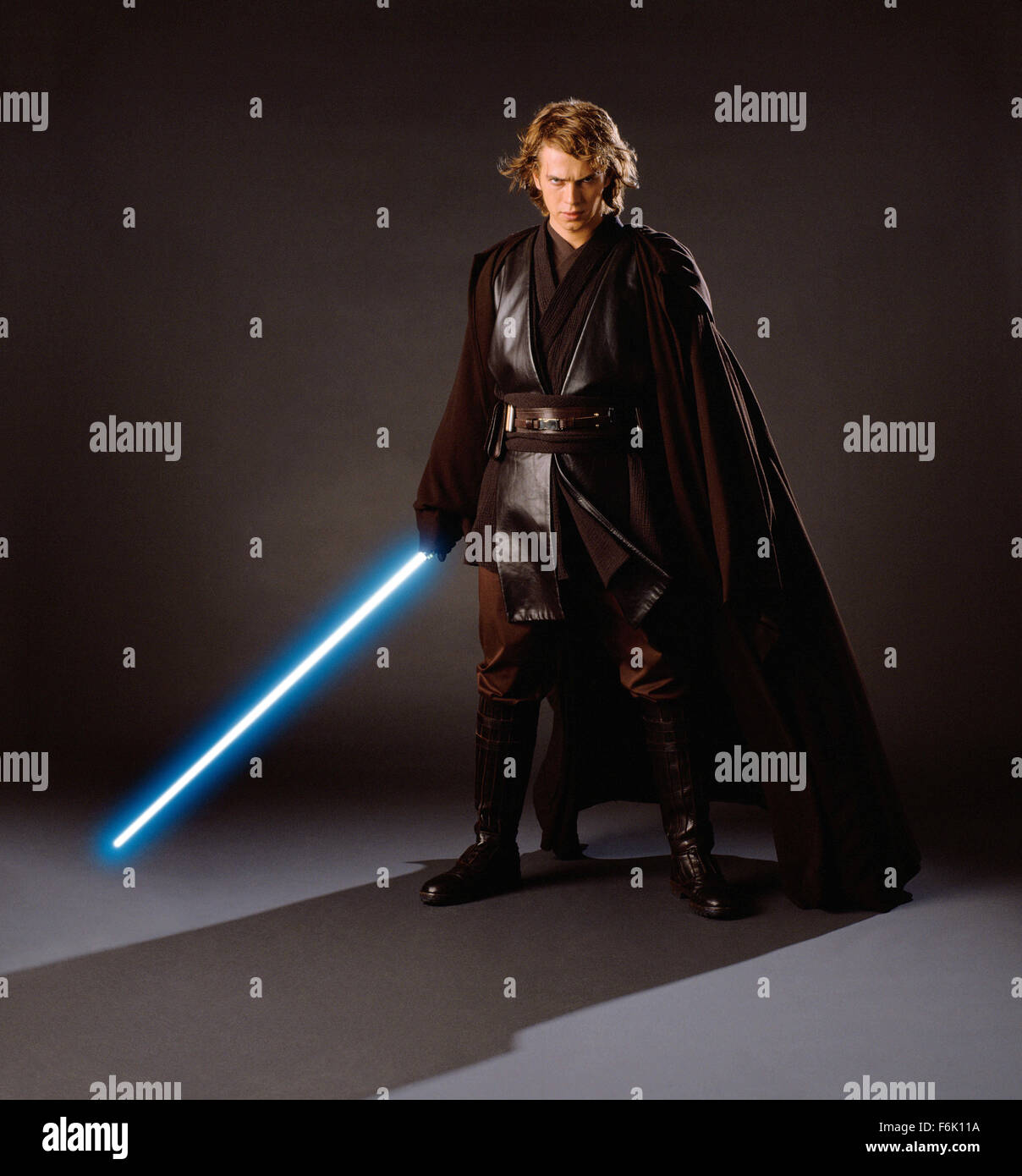 Datum der Freigabe: 19. Mai 2005. FILMTITEL: Star Wars: Episode III-die Rache von den Sith. STUDIO: Lucasfilm. PLOT: Eine Reifung Anakin Skywalker geht auf die dunkle Seite der Kraft und Sith-Lord Darth Vader wird. Wir erleben die Umwandlung in eine dunkle, beängstigend noch spannender Höhepunkt. Die Geschichte hier logischerweise richtet den Ereignissen von Episode IV, die ursprüngliche 1977 Star Wars Film in dem Darth Vader in den Krieg gegen seine eigenen Kinder, Luke und Leia zieht. Im Bild: HAYDEN CHRISTENSEN als Anakin Skywalker. Stockfoto
