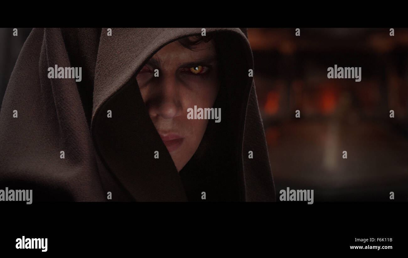 Datum der Freigabe: 19. Mai 2005. FILMTITEL: Star Wars: Episode III-die Rache von den Sith. STUDIO: Lucasfilm. PLOT: Eine Reifung Anakin Skywalker geht auf die dunkle Seite der Kraft und Sith-Lord Darth Vader wird. Wir erleben die Umwandlung in eine dunkle, beängstigend noch spannender Höhepunkt. Die Geschichte hier logischerweise richtet den Ereignissen von Episode IV, die ursprüngliche 1977 Star Wars Film in dem Darth Vader in den Krieg gegen seine eigenen Kinder, Luke und Leia zieht. IM BILD:. Stockfoto