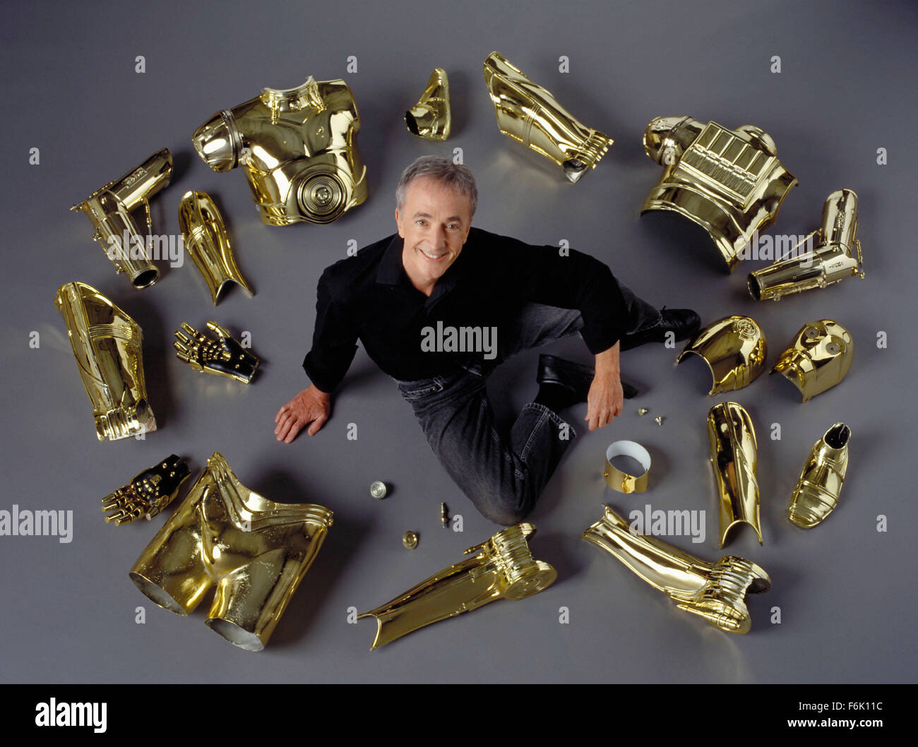 Datum der Freigabe: 19. Mai 2005. FILMTITEL: Star Wars: Episode III-die Rache von den Sith. STUDIO: Lucasfilm. PLOT: Eine Reifung Anakin Skywalker geht auf die dunkle Seite der Kraft und Sith-Lord Darth Vader wird. Wir erleben die Umwandlung in eine dunkle, beängstigend noch spannender Höhepunkt. Die Geschichte hier logischerweise richtet den Ereignissen von Episode IV, die ursprüngliche 1977 Star Wars Film in dem Darth Vader in den Krieg gegen seine eigenen Kinder, Luke und Leia zieht. Bild: ANTHONY DANIELS als C-3PO. Stockfoto