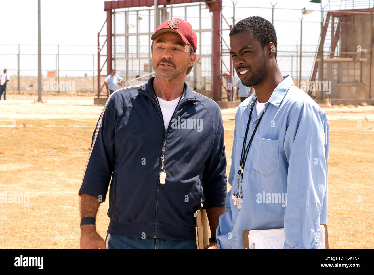 Erscheinungsdatum: 27. Mai 2005 Film Titel: das längste Yard-STUDIO: Paramount Bilder PLOT: Paul "Wrecking" Crewe war ein verehrt Fußball-Superstar zurück in seiner Zeit, aber Zeit ist seitdem verschwunden. Aber wenn ein chaotisch Trunkenheit am Steuer Vorfall ihn im Gefängnis landet, Paul findet, dass er speziell von Warden Hazen, eine heuchlerische Gefängnis offizielle bewusst Pauls athletischen Fähigkeiten gefordert wurde. Paul hat Zusammenstellen eines Teams von überführt, um in einem großen Fußballspiel gegen die sadistischen Wärter Platz ab beauftragt worden. Unter der Regie von Peter Segal.   Bild: BURT REYNOLDS Sterne als Trainer Nate Scarborough ein Stockfoto