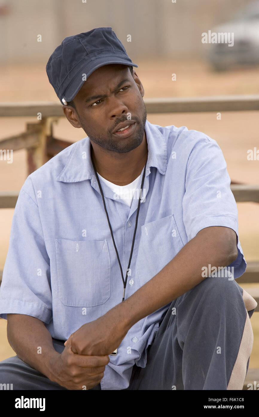 Erscheinungsdatum: 27. Mai 2005 Film Titel: das längste Yard-STUDIO: Paramount Bilder PLOT: Paul "Wrecking" Crewe war ein verehrt Fußball-Superstar zurück in seiner Zeit, aber Zeit ist seitdem verschwunden. Aber wenn ein chaotisch Trunkenheit am Steuer Vorfall ihn im Gefängnis landet, Paul findet, dass er speziell von Warden Hazen, eine heuchlerische Gefängnis offizielle bewusst Pauls athletischen Fähigkeiten gefordert wurde. Paul hat Zusammenstellen eines Teams von überführt, um in einem großen Fußballspiel gegen die sadistischen Wärter Platz ab beauftragt worden. Unter der Regie von Peter Segal.   Bild: Komiker CHRIS ROCK stars wie Hausmeister.   (Cred Stockfoto