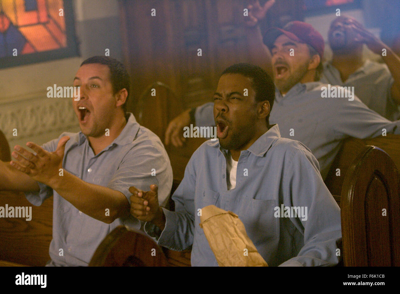 Erscheinungsdatum: 27. Mai 2005 Film Titel: das längste Yard-STUDIO: Paramount Bilder PLOT: Paul "Wrecking" Crewe war ein verehrt Fußball-Superstar zurück in seiner Zeit, aber Zeit ist seitdem verschwunden. Aber wenn ein chaotisch Trunkenheit am Steuer Vorfall ihn im Gefängnis landet, Paul findet, dass er speziell von Warden Hazen, eine heuchlerische Gefängnis offizielle bewusst Pauls athletischen Fähigkeiten gefordert wurde. Paul hat Zusammenstellen eines Teams von überführt, um in einem großen Fußballspiel gegen die sadistischen Wärter Platz ab beauftragt worden. Unter der Regie von Peter Segal.   Im Bild: ADAM SANDLER als Paul "Wrecking" Crewe, CHRIS RO Stockfoto