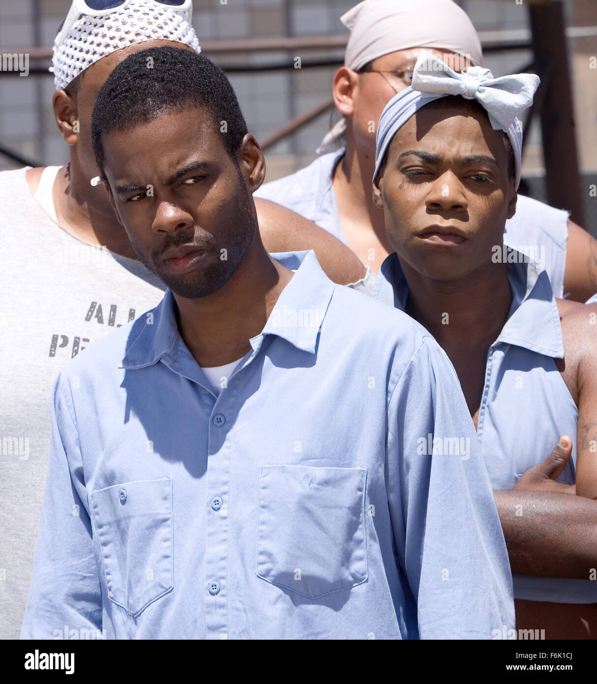 Erscheinungsdatum: 27. Mai 2005 Film Titel: das längste Yard-STUDIO: Paramount Bilder PLOT: Paul "Wrecking" Crewe war ein verehrt Fußball-Superstar zurück in seiner Zeit, aber Zeit ist seitdem verschwunden. Aber wenn ein chaotisch Trunkenheit am Steuer Vorfall ihn im Gefängnis landet, Paul findet, dass er speziell von Warden Hazen, eine heuchlerische Gefängnis offizielle bewusst Pauls athletischen Fähigkeiten gefordert wurde. Paul hat Zusammenstellen eines Teams von überführt, um in einem großen Fußballspiel gegen die sadistischen Wärter Platz ab beauftragt worden. Unter der Regie von Peter Segal.   Bild: Komiker CHRIS ROCK stars wie Hausmeister und TRAC Stockfoto