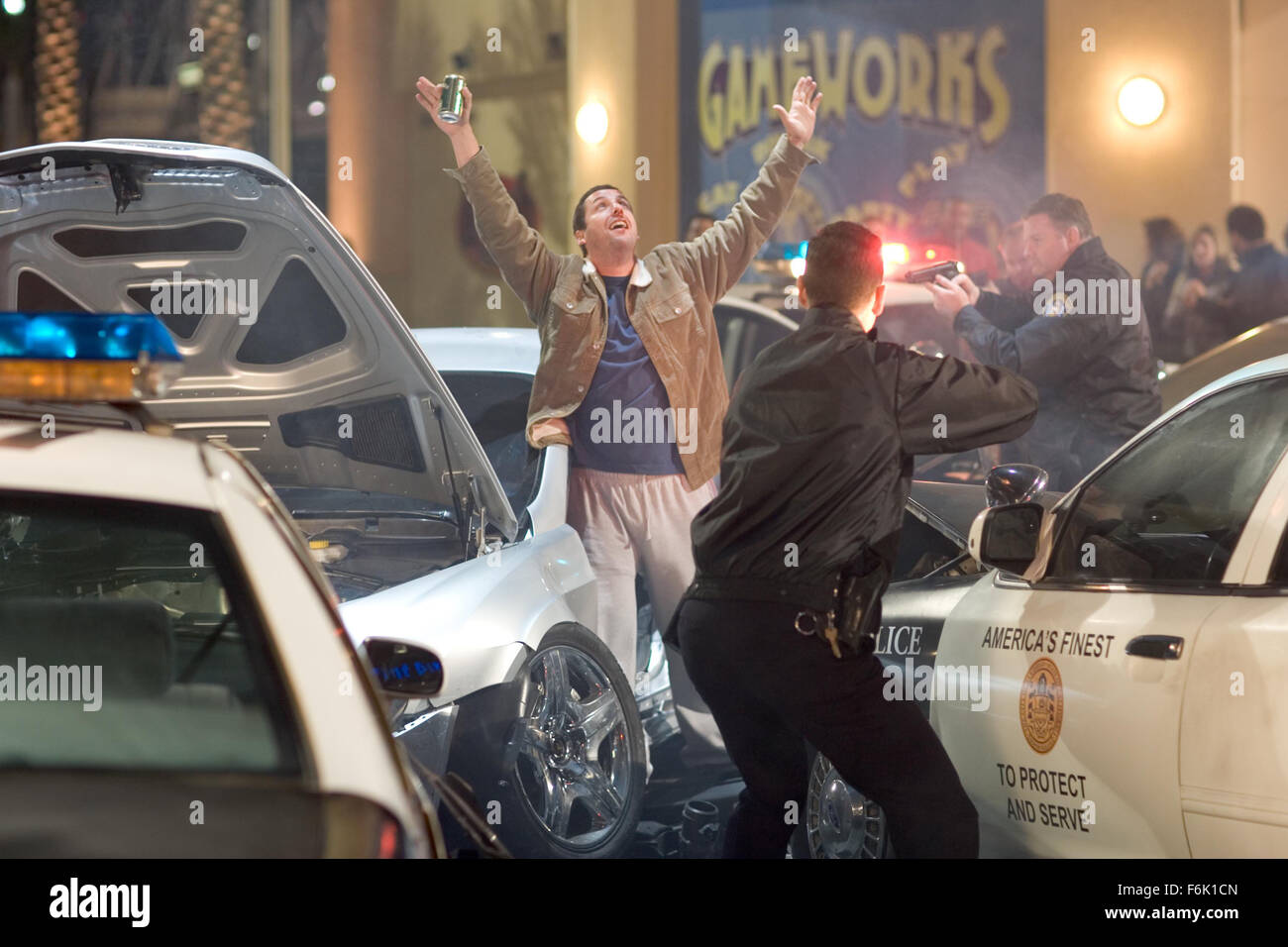 Erscheinungsdatum: 27. Mai 2005 Film Titel: das längste Yard-STUDIO: Paramount Bilder PLOT: Paul "Wrecking" Crewe war ein verehrt Fußball-Superstar zurück in seiner Zeit, aber Zeit ist seitdem verschwunden. Aber wenn ein chaotisch Trunkenheit am Steuer Vorfall ihn im Gefängnis landet, Paul findet, dass er speziell von Warden Hazen, eine heuchlerische Gefängnis offizielle bewusst Pauls athletischen Fähigkeiten gefordert wurde. Paul hat Zusammenstellen eines Teams von überführt, um in einem großen Fußballspiel gegen die sadistischen Wärter Platz ab beauftragt worden. Unter der Regie von Peter Segal.   Bild: Komiker ADAM SANDLER stars wie Paul "Wrecking" Stockfoto