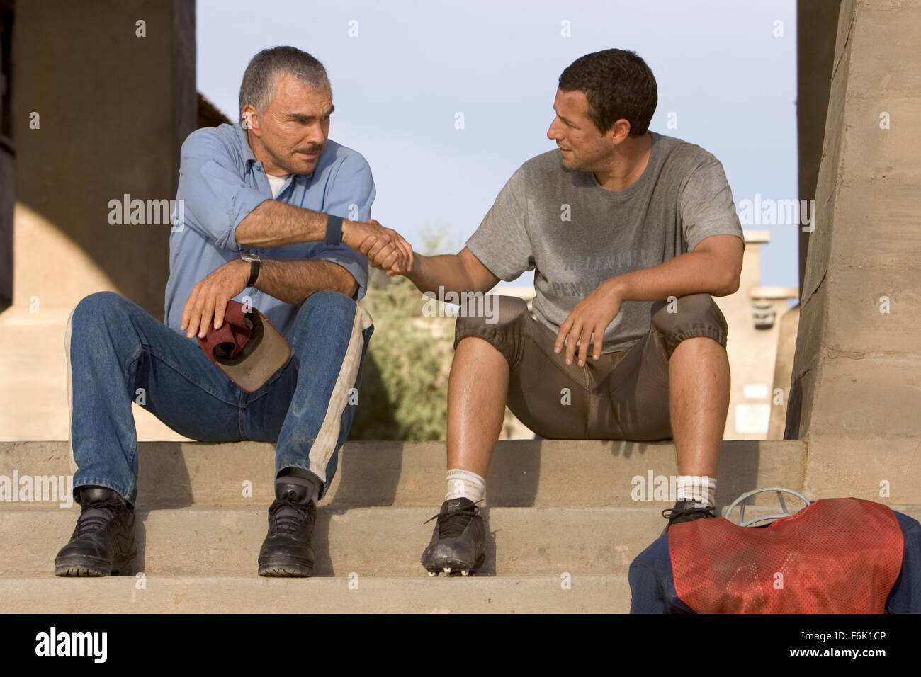 Erscheinungsdatum: 27. Mai 2005 Film Titel: das längste Yard-STUDIO: Paramount Bilder PLOT: Paul "Wrecking" Crewe war ein verehrt Fußball-Superstar zurück in seiner Zeit, aber Zeit ist seitdem verschwunden. Aber wenn ein chaotisch Trunkenheit am Steuer Vorfall ihn im Gefängnis landet, Paul findet, dass er speziell von Warden Hazen, eine heuchlerische Gefängnis offizielle bewusst Pauls athletischen Fähigkeiten gefordert wurde. Paul hat Zusammenstellen eines Teams von überführt, um in einem großen Fußballspiel gegen die sadistischen Wärter Platz ab beauftragt worden. Unter der Regie von Peter Segal.   Im Bild: BURT REYNOLDS als Trainer Nate Scarborough und ADA Stockfoto