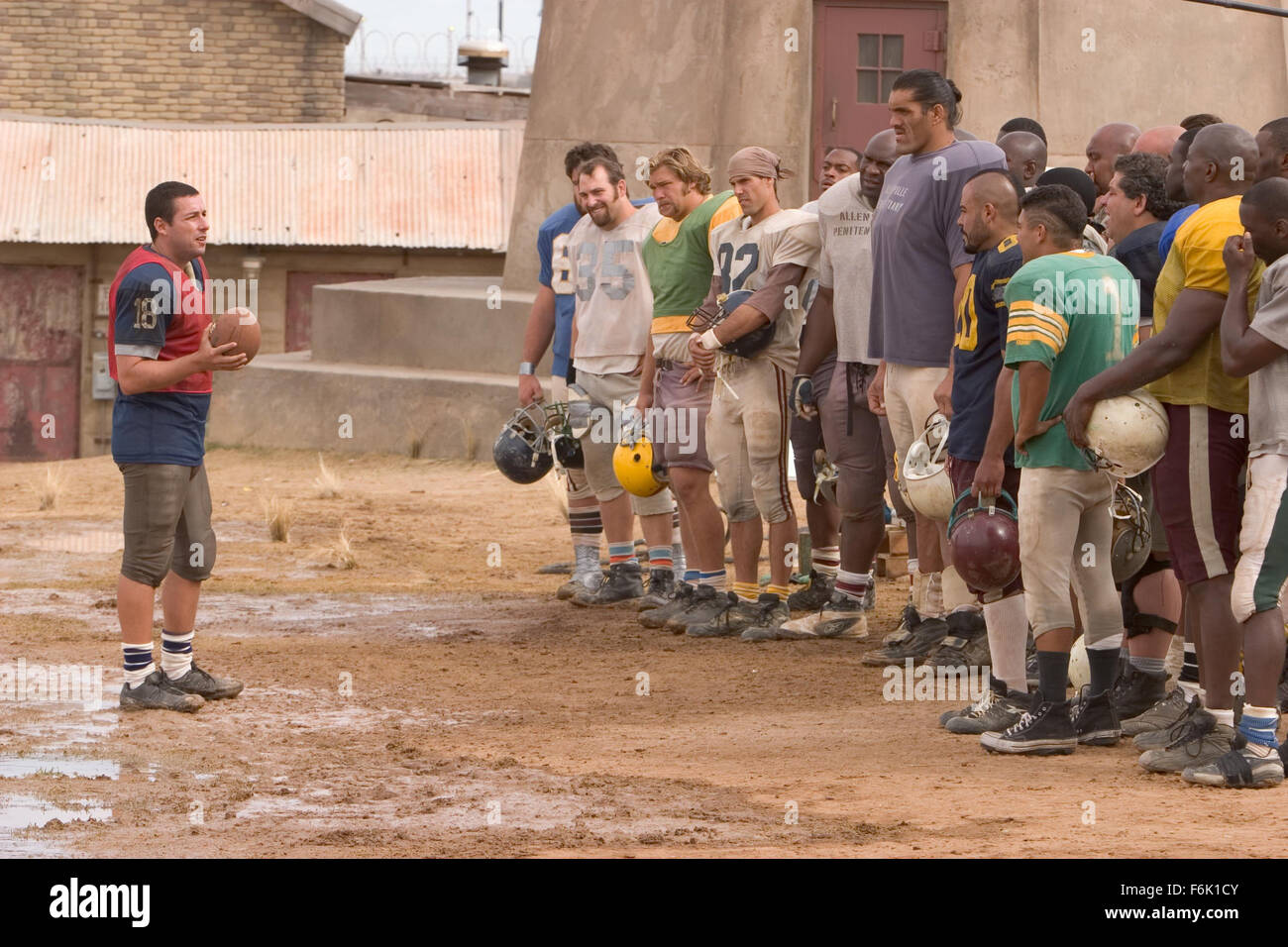 Erscheinungsdatum: 27. Mai 2005 Film Titel: das längste Yard-STUDIO: Paramount Bilder PLOT: Paul "Wrecking" Crewe war ein verehrt Fußball-Superstar zurück in seiner Zeit, aber Zeit ist seitdem verschwunden. Aber wenn ein chaotisch Trunkenheit am Steuer Vorfall ihn im Gefängnis landet, Paul findet, dass er speziell von Warden Hazen, eine heuchlerische Gefängnis offizielle bewusst Pauls athletischen Fähigkeiten gefordert wurde. Paul hat Zusammenstellen eines Teams von überführt, um in einem großen Fußballspiel gegen die sadistischen Wärter Platz ab beauftragt worden. Unter der Regie von Peter Segal.   Im Bild: Komiker ADAM SANDLER als Paul "Wrecking" Crewe. Stockfoto