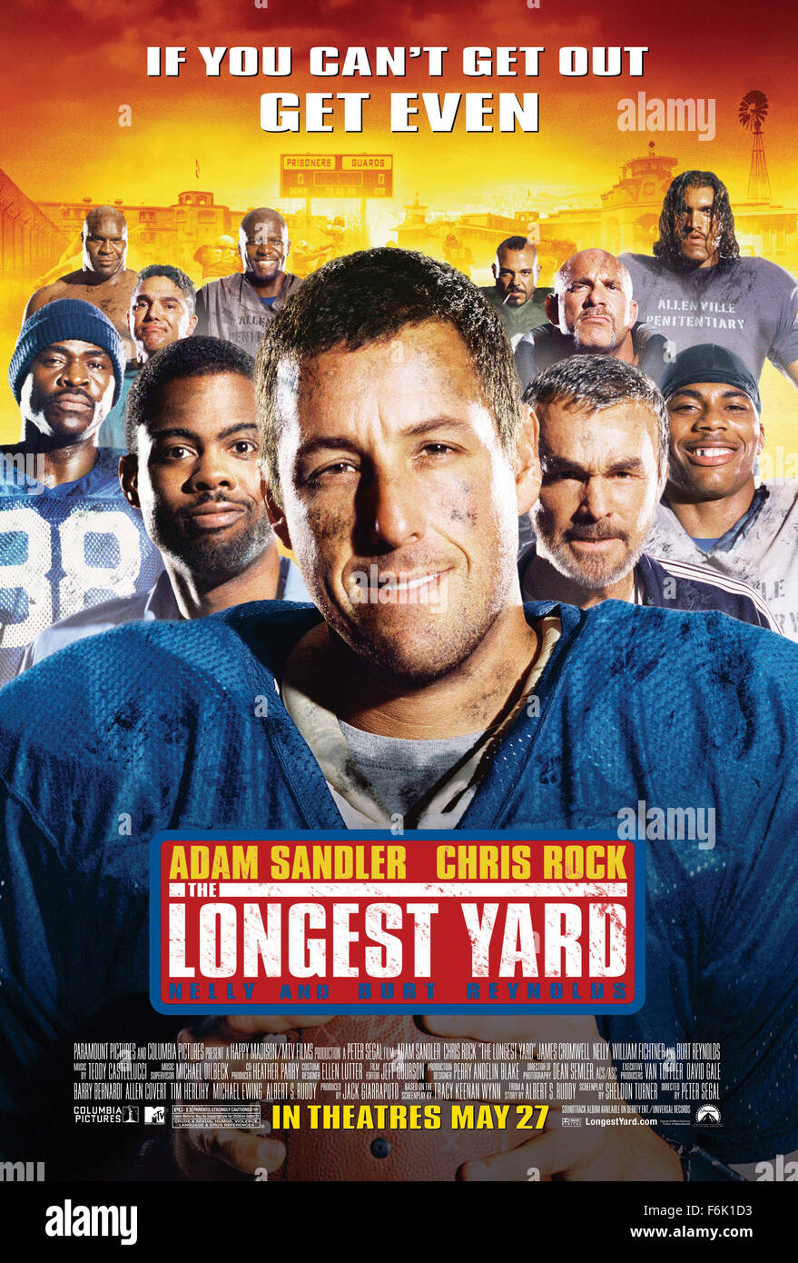 Erscheinungsdatum: 27. Mai 2005 Film Titel: das längste Yard-STUDIO: Paramount Bilder PLOT: Paul "Wrecking" Crewe war ein verehrt Fußball-Superstar zurück in seiner Zeit, aber Zeit ist seitdem verschwunden. Aber wenn ein chaotisch Trunkenheit am Steuer Vorfall ihn im Gefängnis landet, Paul findet, dass er speziell von Warden Hazen, eine heuchlerische Gefängnis offizielle bewusst Pauls athletischen Fähigkeiten gefordert wurde. Paul hat Zusammenstellen eines Teams von überführt, um in einem großen Fußballspiel gegen die sadistischen Wärter Platz ab beauftragt worden. Unter der Regie von Peter Segal.   Bild: Film Plakatkunst mit ADAM SANDLER als Paul "Wre Stockfoto
