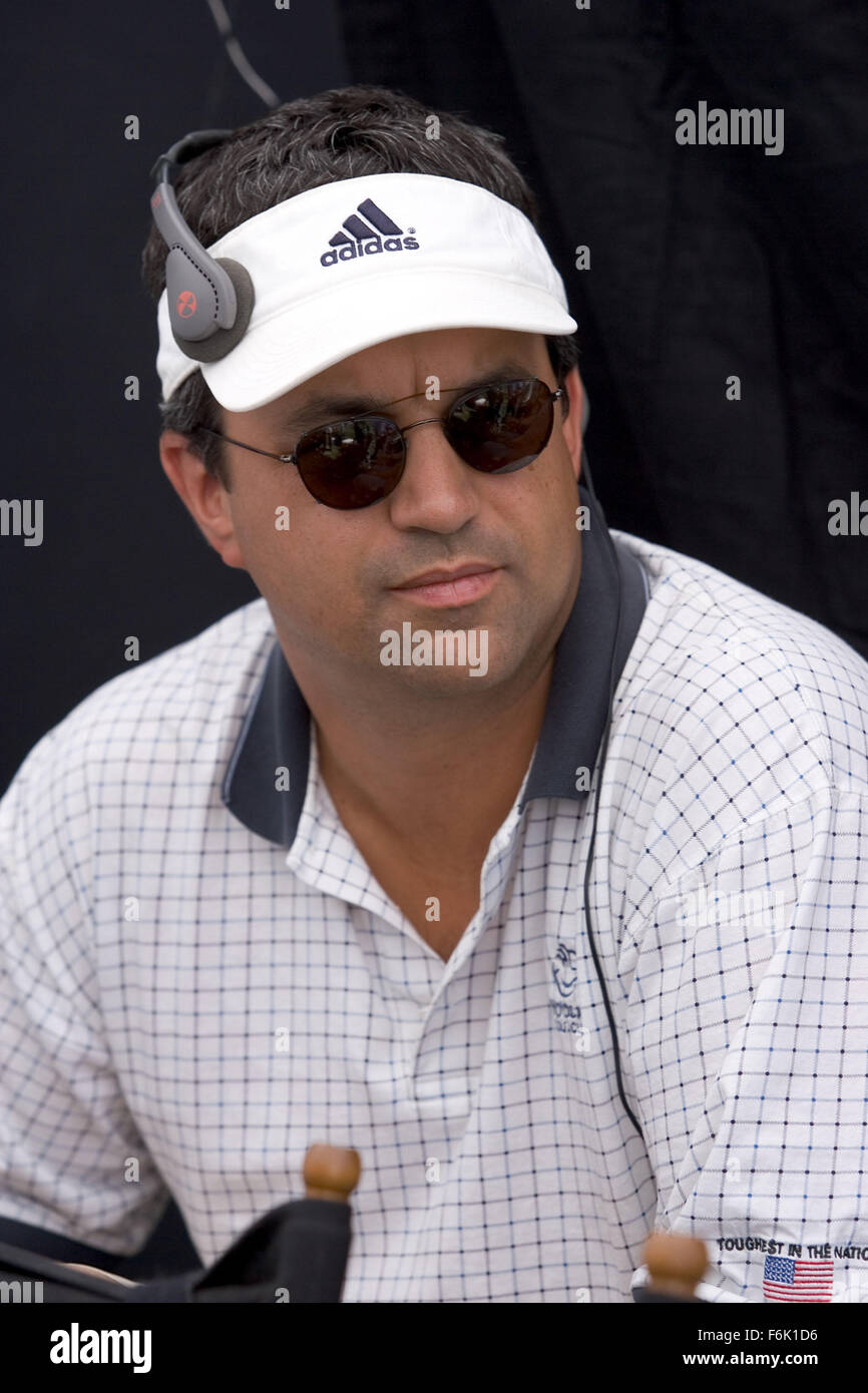 Erscheinungsdatum: 27. Mai 2005 Film Titel: das längste Yard-STUDIO: Paramount Bilder PLOT: Paul "Wrecking" Crewe war ein verehrt Fußball-Superstar zurück in seiner Zeit, aber Zeit ist seitdem verschwunden. Aber wenn ein chaotisch Trunkenheit am Steuer Vorfall ihn im Gefängnis landet, Paul findet, dass er speziell von Warden Hazen, eine heuchlerische Gefängnis offizielle bewusst Pauls athletischen Fähigkeiten gefordert wurde. Paul hat Zusammenstellen eines Teams von überführt, um in einem großen Fußballspiel gegen die sadistischen Wärter Platz ab beauftragt worden. Unter der Regie von Peter Segal.   Bild: Regisseur PETER SEGAL am Set von "The längste Stockfoto