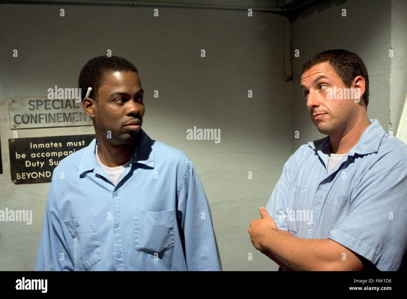 Erscheinungsdatum: 27. Mai 2005 Film Titel: das längste Yard-STUDIO: Paramount Bilder PLOT: Paul "Wrecking" Crewe war ein verehrt Fußball-Superstar zurück in seiner Zeit, aber Zeit ist seitdem verschwunden. Aber wenn ein chaotisch Trunkenheit am Steuer Vorfall ihn im Gefängnis landet, Paul findet, dass er speziell von Warden Hazen, eine heuchlerische Gefängnis offizielle bewusst Pauls athletischen Fähigkeiten gefordert wurde. Paul hat Zusammenstellen eines Teams von überführt, um in einem großen Fußballspiel gegen die sadistischen Wärter Platz ab beauftragt worden. Unter der Regie von Peter Segal.   Bild: Komiker CHRIS ROCK stars wie Hausmeister und ADAM Stockfoto