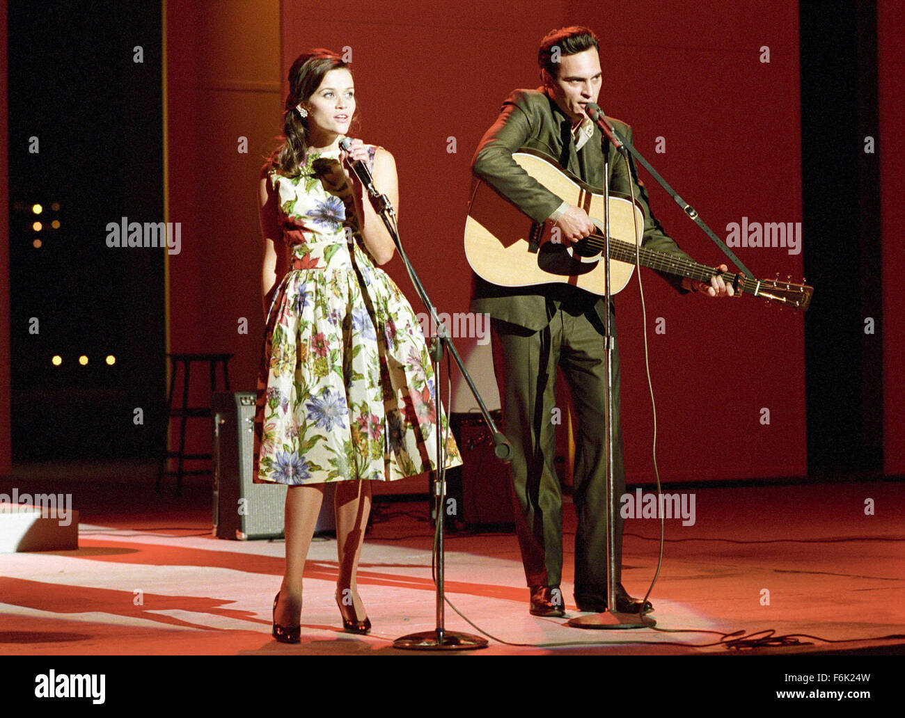 Datum der Freigabe: 18. November 2005. FILMTITEL: Walk the Line. STUDIO: Fox 2000 Pictures. PLOT: Eine Chronik der Country-Musik-Legende Johnny Cashs Leben, von seinen frühen Tagen auf einer Baumwollfarm Arkansas, seinen Aufstieg zum Ruhm mit Sun Records in Memphis, wo er neben Carl Perkins, Elvis Presley und Jerry erfasst. Im Bild: REESE WITHERSPOON als June Carter und JOAQUIN PHOENIX als Johnny Cash. Stockfoto