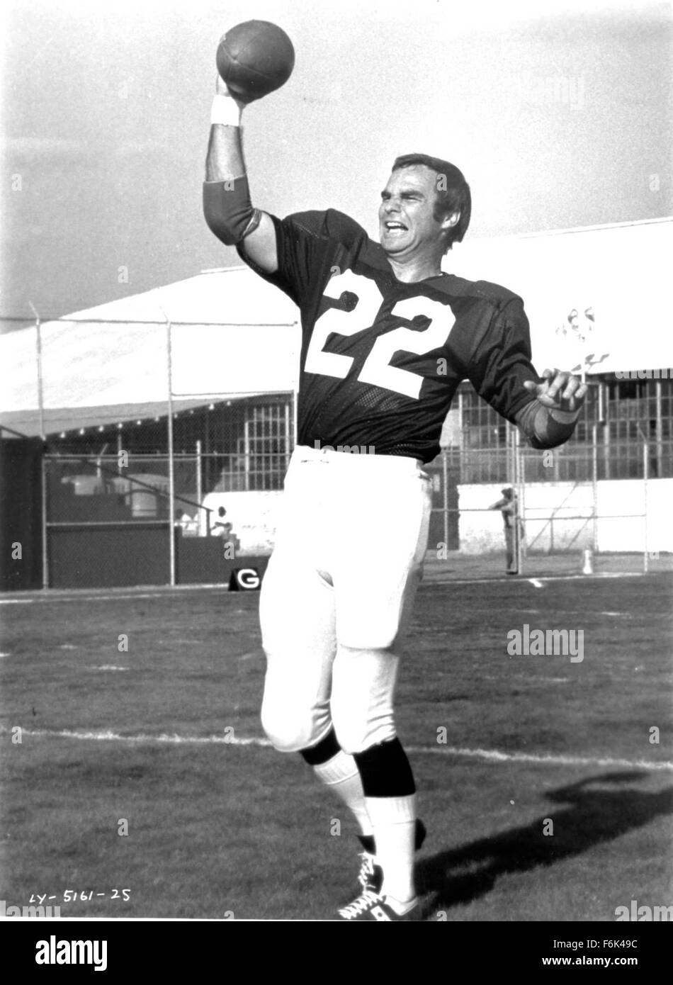 Erscheinungsdatum: 27. Mai 2005 Film Titel: das längste Yard-STUDIO: Paramount Bilder PLOT: Paul "Wrecking" Crewe war ein verehrt Fußball-Superstar zurück in seiner Zeit, aber Zeit ist seitdem verschwunden. Aber wenn ein chaotisch Trunkenheit am Steuer Vorfall ihn im Gefängnis landet, Paul findet, dass er speziell von Warden Hazen, eine heuchlerische Gefängnis offizielle bewusst Pauls athletischen Fähigkeiten gefordert wurde. Paul hat Zusammenstellen eines Teams von überführt, um in einem großen Fußballspiel gegen die sadistischen Wärter Platz ab beauftragt worden. Unter der Regie von Peter Segal.   Bild: BURT REYNOLDS stars wie Nate Scarborough.   (Cre Stockfoto