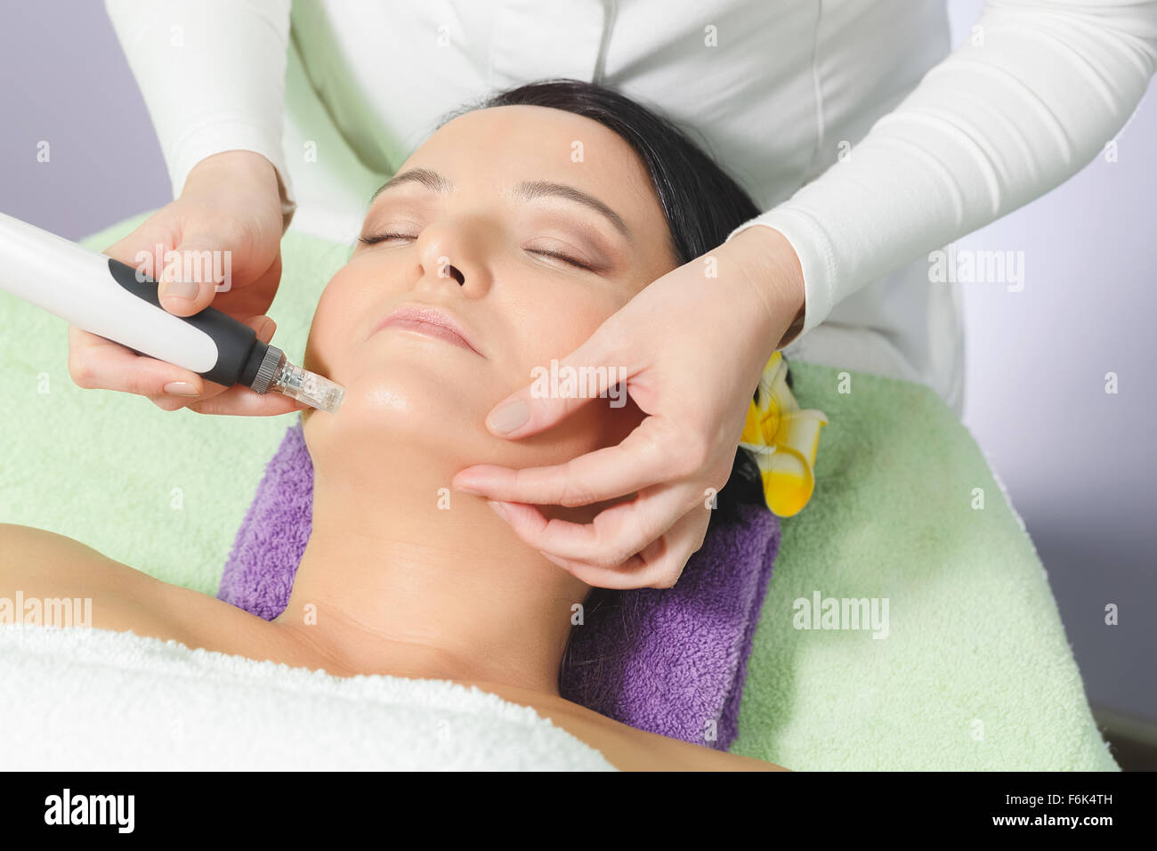 Mesotherapie, anti-Aging-Behandlung. Frau, die Mesotherapie Gesichtsbehandlung im Schönheitssalon Stockfoto