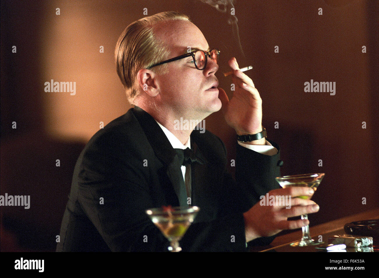 PHILIP SEYMOUR HOFFMAN, 23 Juli 1967-2, Februar 2014 war und amerikanische Schauspieler, einen besten Schauspieler Oscar für seine Rolle in "Capote" gewonnen. Hoffman wurde tot von einer scheinbaren Überdosis in seiner Wohnung in Manhattan gefunden.   Im Bild: Film noch - Erscheinungsdatum: 3. Februar 2006. FILMTITEL: Capote. STUDIO: A-line Bilder. PLOT: T. Capote (Hoffman), bei seinen Recherchen für sein Buch In Cold Blood, Rechenschaft über den Mord an einer Familie Kansas entwickelt der Autor eine enge Beziehung mit P. Smith, einer der Mörder. Im Bild: PHILIP SEYMOUR HOFFMAN als Capote. (Bild Kredit: C a-line Bilder/Enterta Stockfoto